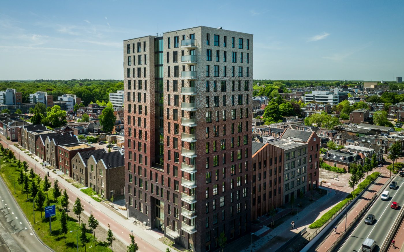 Nieuwbouw Acmesa toren, Assen | Gevelbakstenen: Zwart, Moana, Blauwrood Genuanceerd, Andalucia, Veldbrons Gesinterd, Marziale, Passiebloem, Goudsbloem, Hoornbloem, Pearl Tahiti en Pearl Malaysia | Straatbaksteen: Padova DF
