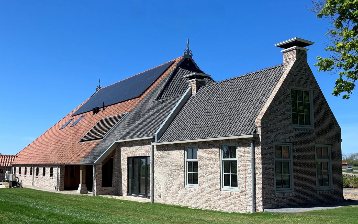 Restauratie woonboerderij, Foudgum | Dakpannen: Oude Holle 451 vieilli rood en vieilli blauw gemoord