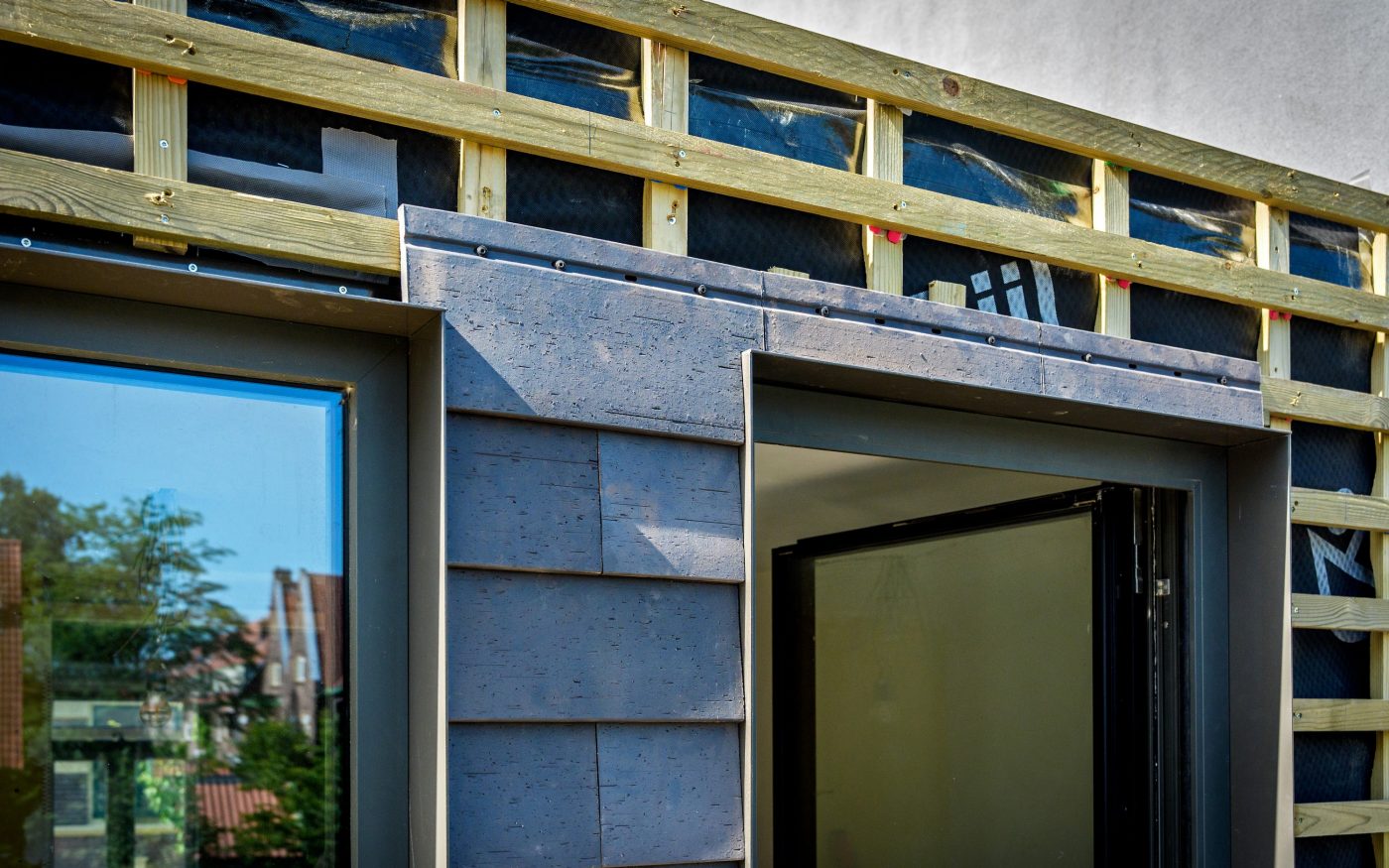 Transformatie woning | Zwaluwstraat, Utrecht | Verticale gevelbekleding: Motio Basalt Matt wire cut l profiel | Gevelbaksteen: Pearl Tahiti steenstrips