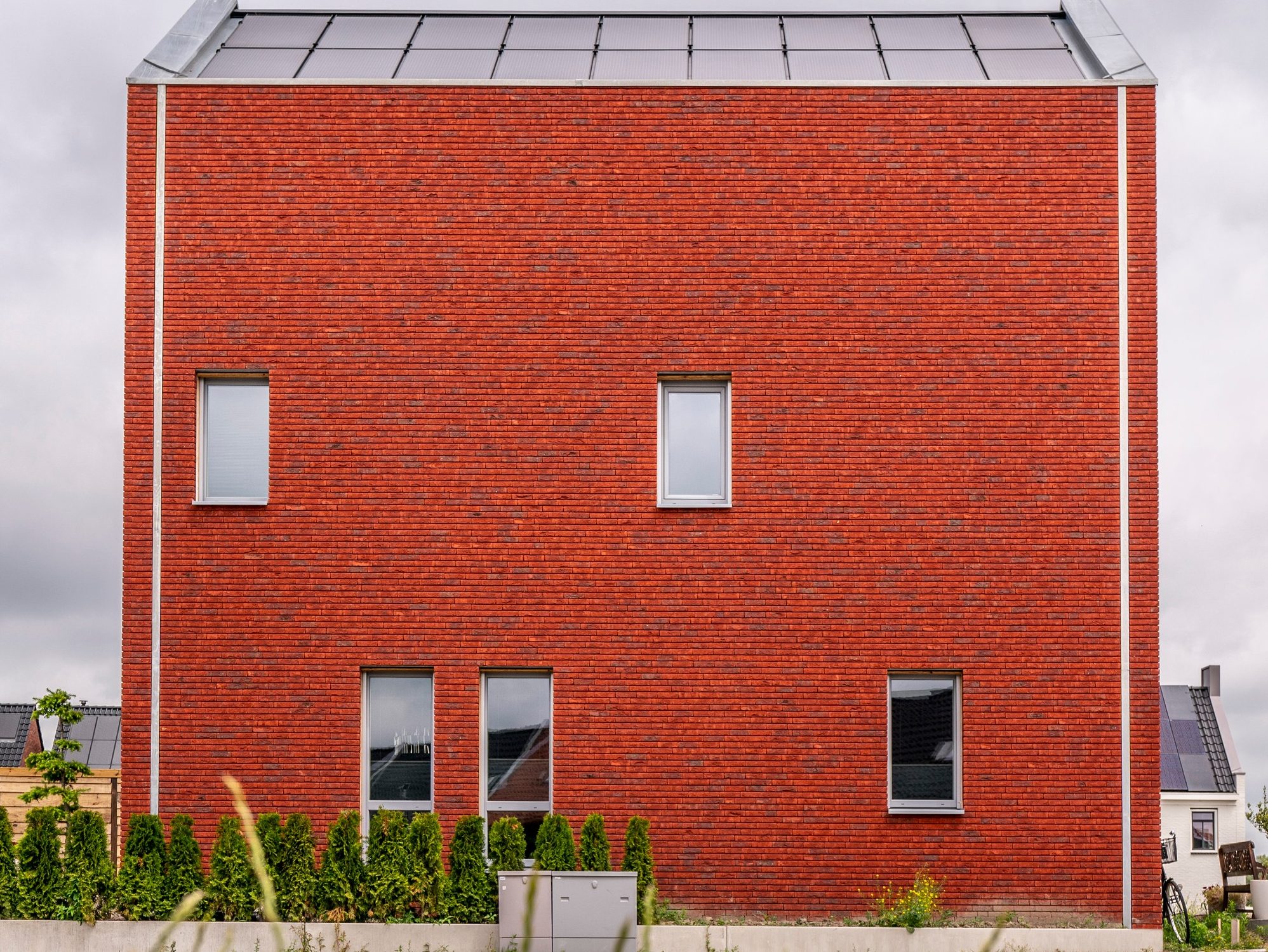 Product: ClickBrick Pure HV Blauwrood genuanceerd, Andalucia, Zwart. Aannemer: Ekowood Houses, Verhaegh Ekobouw en Bouwbedrijf Regeling. Nieuwbouwproject Ekowood Houses | Wiarda, Leeuwarden