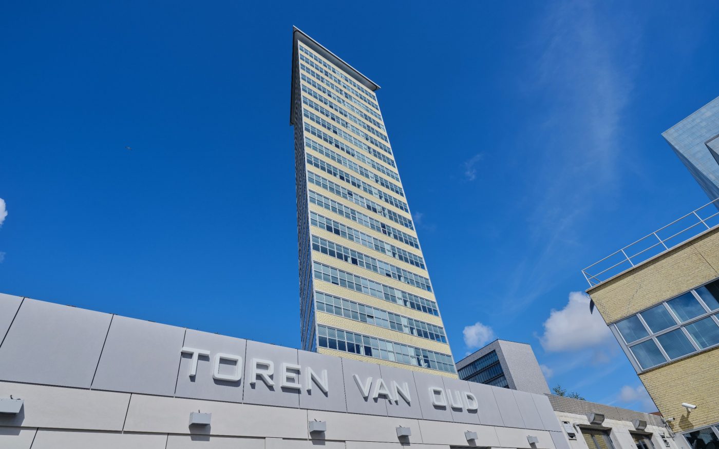 Renovatie appartement gebouw Toren van Oud | Den Haag | Architecten: Bos Hofman Architektenkombinatie & Archipelontwerpers Eric Vreedenburgh | Panelen: Lammers Beton, Weert | Ontwikkelaar: Euraco Vastgoed + Westend, Do Tetteroo | Gevel: Glazuurbakstenen maatwerk