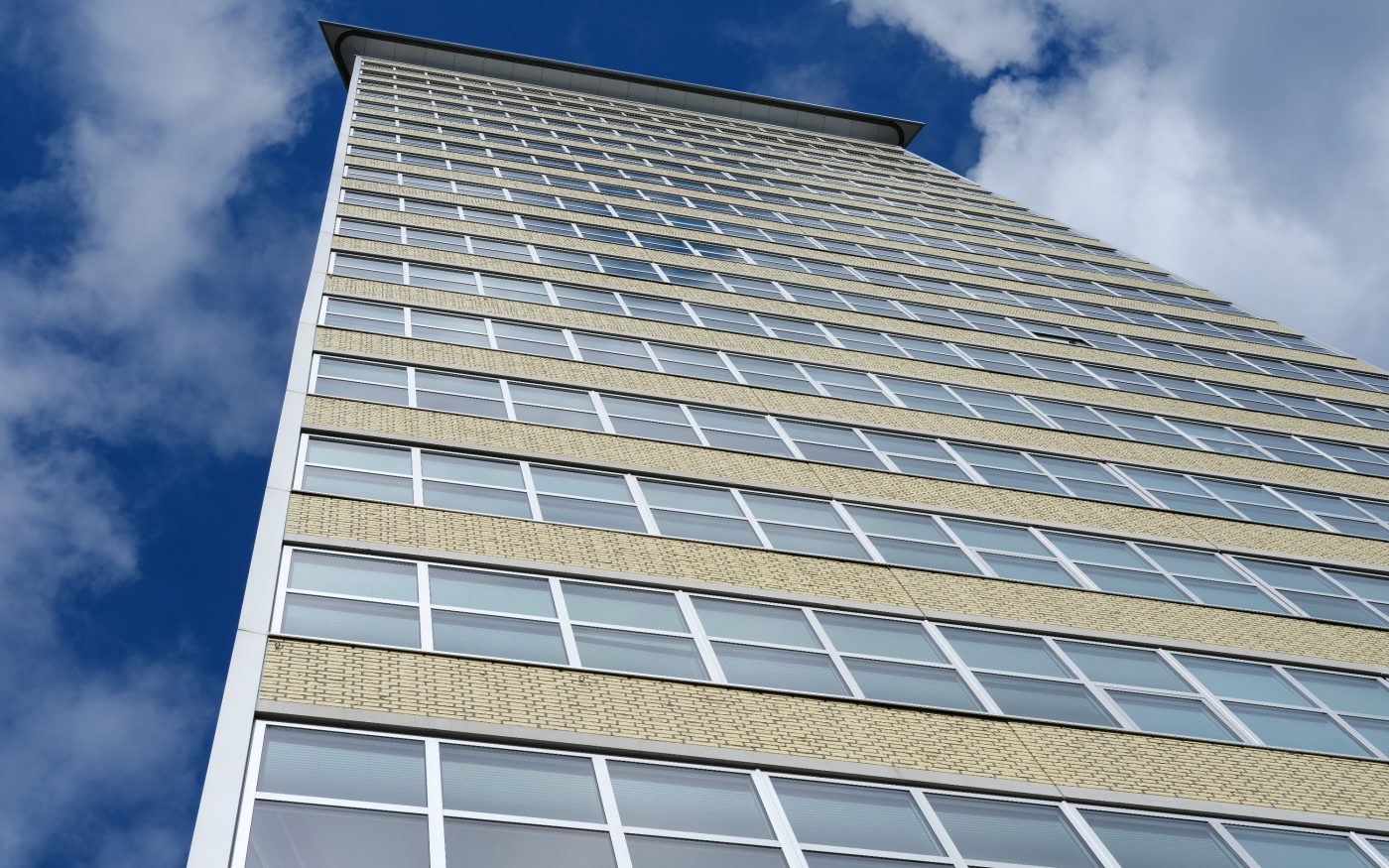 Renovatie appartement gebouw Toren van Oud | Den Haag | Architecten: Bos Hofman Architektenkombinatie & Archipelontwerpers Eric Vreedenburgh | Panelen: Lammers Beton, Weert | Ontwikkelaar: Euraco Vastgoed + Westend, Do Tetteroo | Gevel: Glazuurbakstenen maatwerk