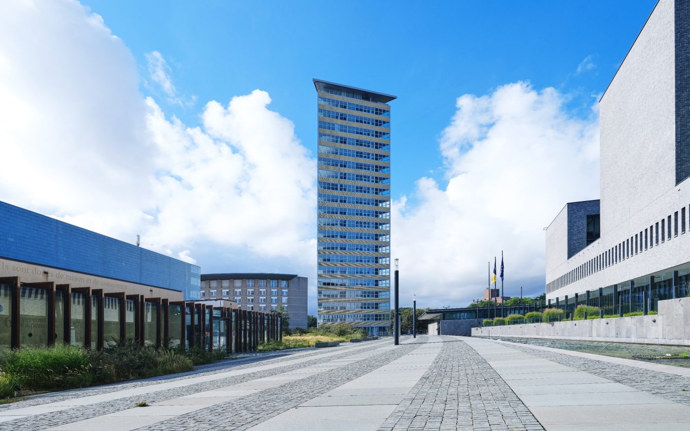 Renovatie appartement gebouw Toren van Oud | Den Haag | Architecten: Bos Hofman Architektenkombinatie & Archipelontwerpers Eric Vreedenburgh | Panelen: Lammers Beton, Weert | Ontwikkelaar: Euraco Vastgoed + Westend, Do Tetteroo | Gevel: Glazuurbakstenen maatwerk