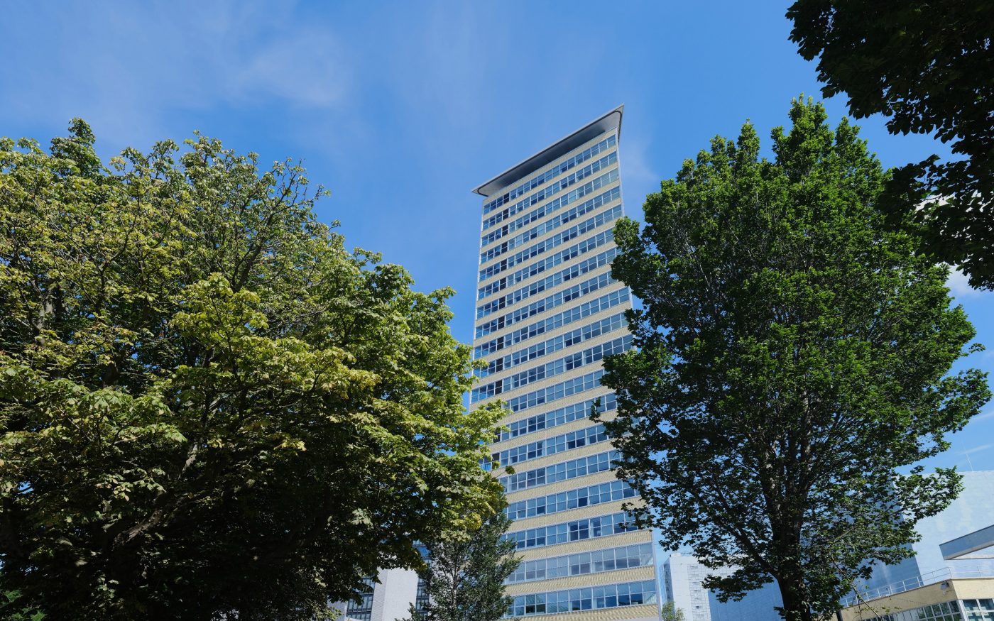 Renovatie appartement gebouw Toren van Oud | Den Haag | Architecten: Bos Hofman Architektenkombinatie & Archipelontwerpers Eric Vreedenburgh | Panelen: Lammers Beton, Weert | Ontwikkelaar: Euraco Vastgoed + Westend, Do Tetteroo | Gevel: Glazuurbakstenen maatwerk