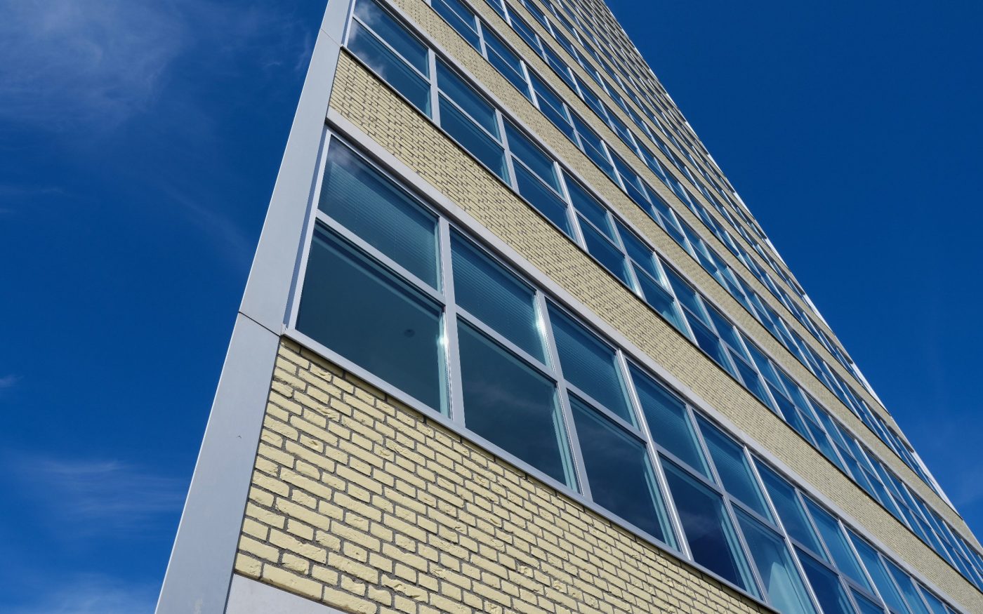 Renovatie appartement gebouw Toren van Oud | Den Haag | Architecten: Bos Hofman Architektenkombinatie & Archipelontwerpers Eric Vreedenburgh | Panelen: Lammers Beton, Weert | Ontwikkelaar: Euraco Vastgoed + Westend, Do Tetteroo | Gevel: Glazuurbakstenen maatwerk