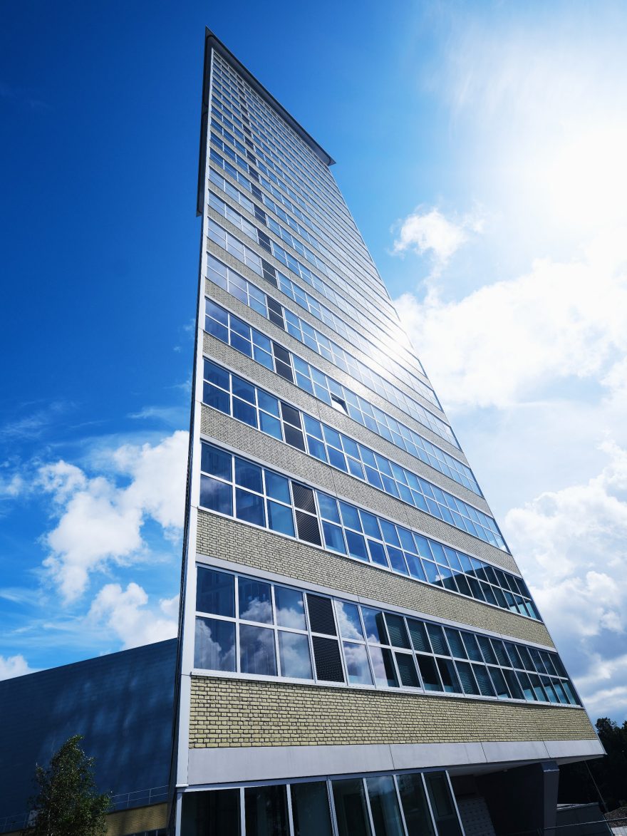 Renovatie appartement gebouw Toren van Oud | Den Haag | Architecten: Bos Hofman Architektenkombinatie & Archipelontwerpers Eric Vreedenburgh | Panelen: Lammers Beton, Weert | Ontwikkelaar: Euraco Vastgoed + Westend, Do Tetteroo | Gevel: Glazuurbakstenen maatwerk