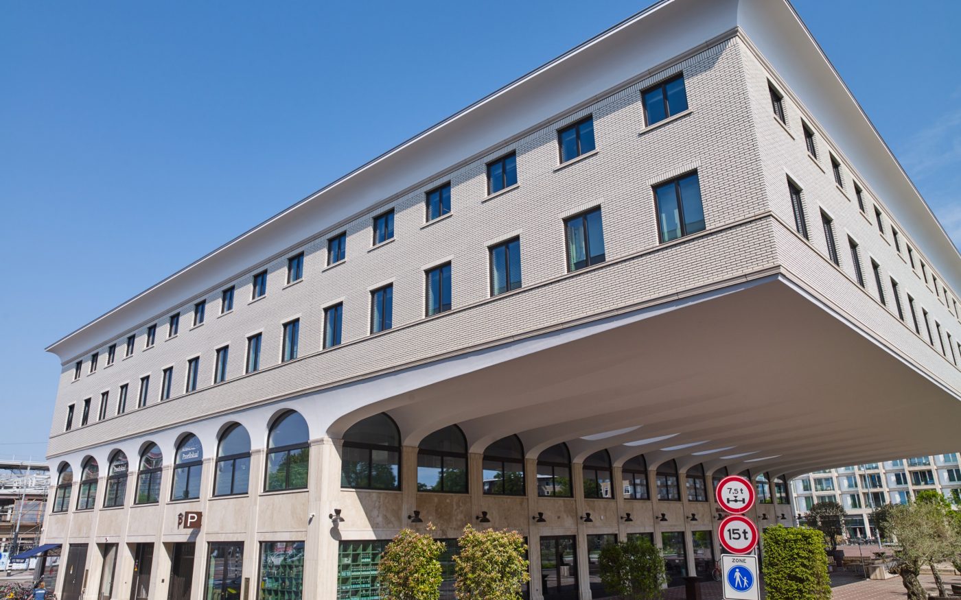 Maatwerk Glazuurbakstenen | Nieuwbouw Culinair Centrum en Hotel Project Zuidblok| Stadionplein, Amsterdam | Architect: Kollhoff Architekten | Contractors: Pieters Bouwtechniek, Vink Bouw en IQNN Vastgoed |  Client: IQNN Vastgoed