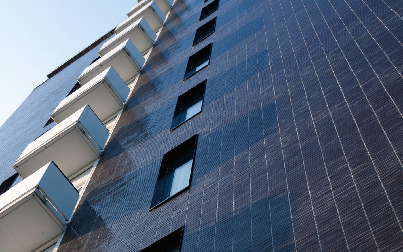 Renovatie Elsevier kantoorgebouw voor studentenwoningen, Sara Burgerhartstraat, Amsterdam. Oplevering: 2015. Aannemer: N.J. de Nijs en Zonen. Architect: Knevel architecten, Amsterdam. Fotograaf: Leonard Fäustle. Sorteringen: Terca glazuurbakstenen.