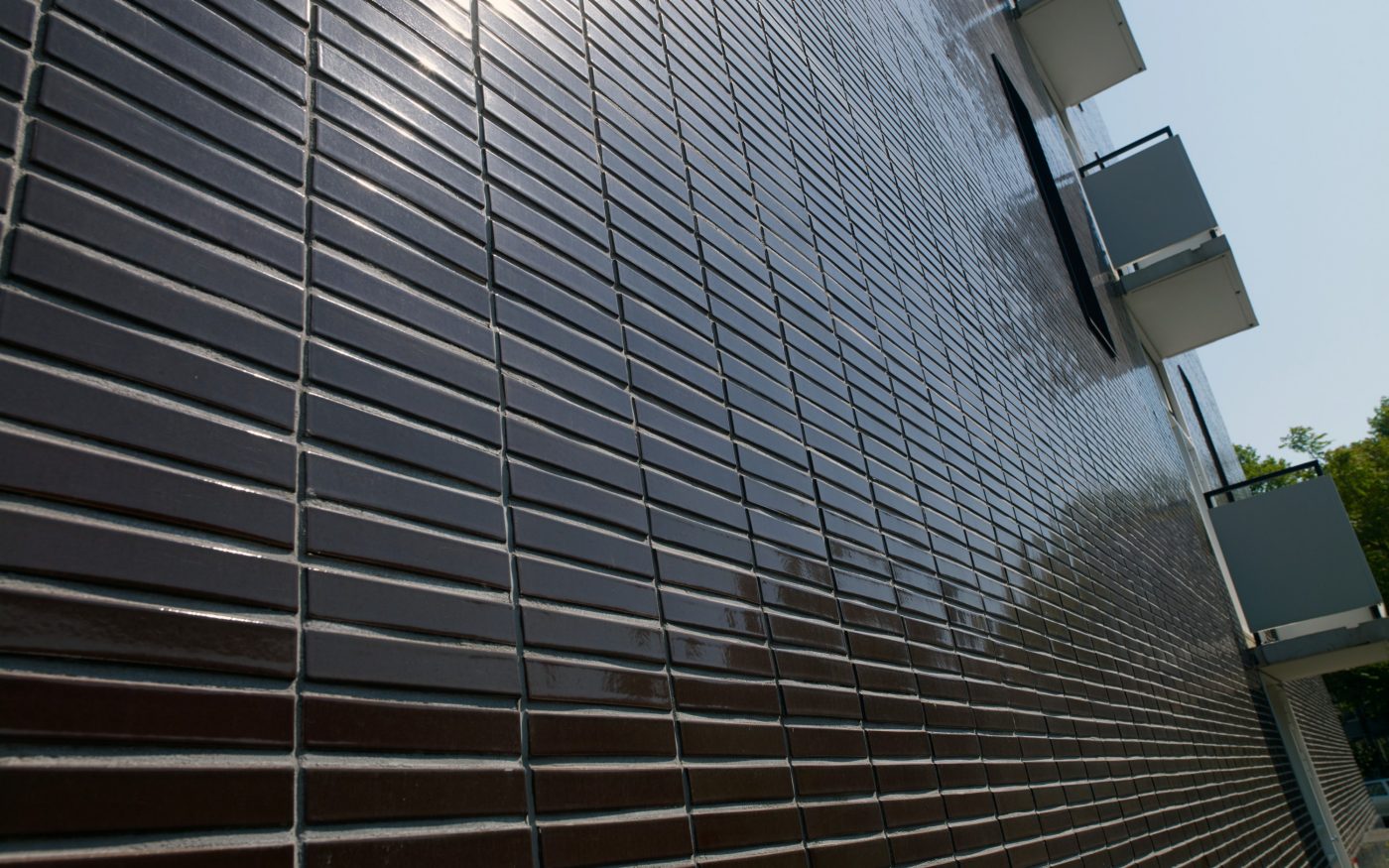 Renovatie Elsevier kantoorgebouw voor studentenwoningen, Sara Burgerhartstraat, Amsterdam. Oplevering: 2015. Aannemer: N.J. de Nijs en Zonen. Architect: Knevel architecten, Amsterdam. Fotograaf: Leonard Fäustle. Sorteringen: Terca glazuurbakstenen.