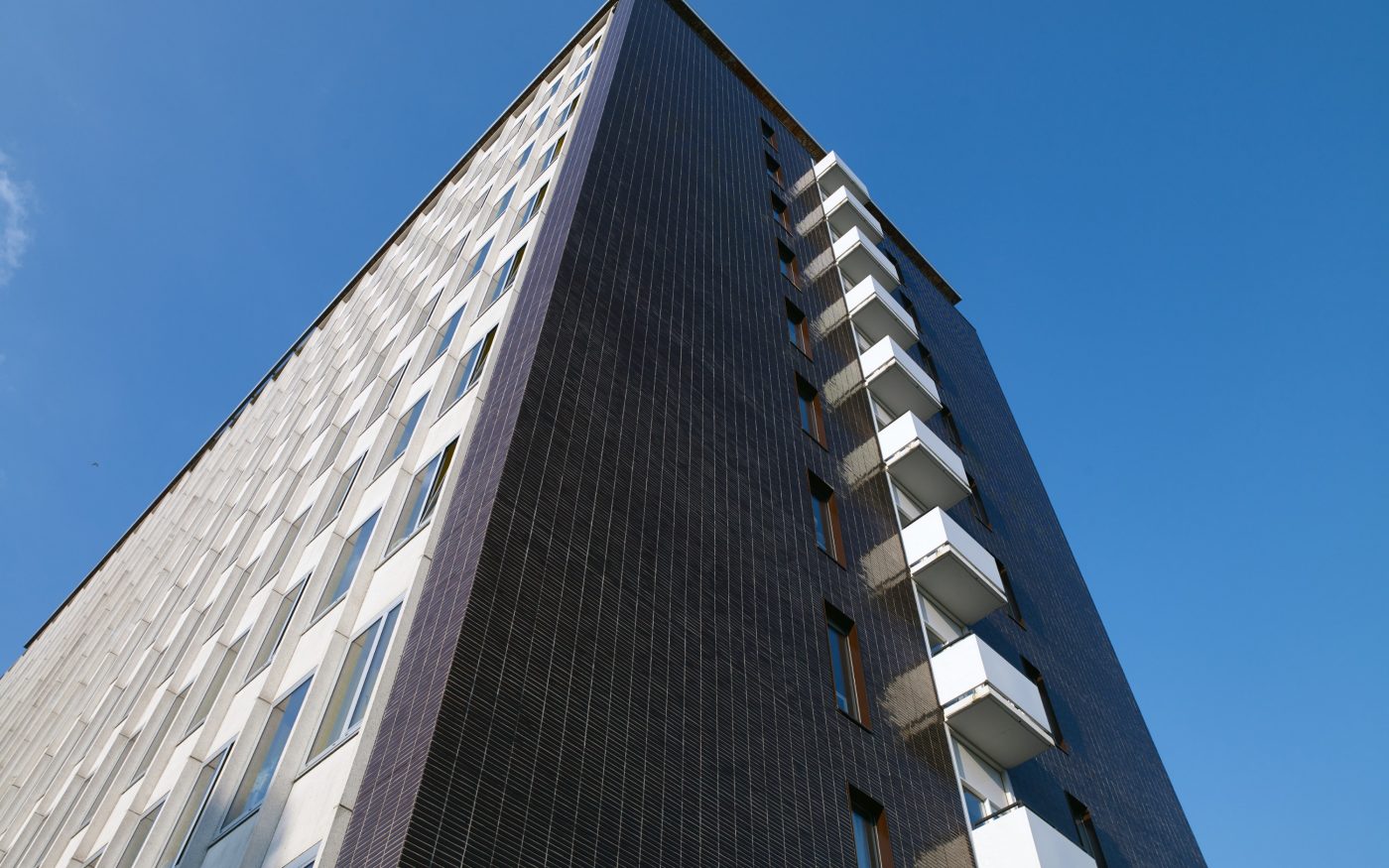 Renovatie Elsevier kantoorgebouw voor studentenwoningen, Sara Burgerhartstraat, Amsterdam. Oplevering: 2015. Aannemer: N.J. de Nijs en Zonen. Architect: Knevel architecten, Amsterdam. Fotograaf: Leonard Fäustle. Sorteringen: Terca glazuurbakstenen.