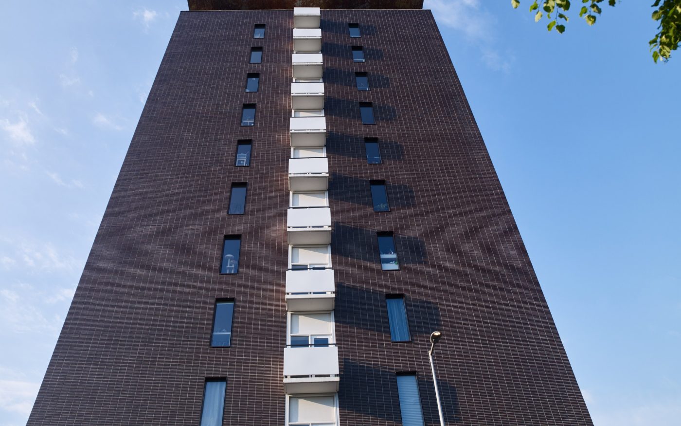 Renovatie Elsevier kantoorgebouw voor studentenwoningen, Sara Burgerhartstraat, Amsterdam. Oplevering: 2015. Aannemer: N.J. de Nijs en Zonen. Architect: Knevel architecten, Amsterdam. Fotograaf: Leonard Fäustle. Sorteringen: Terca glazuurbakstenen.