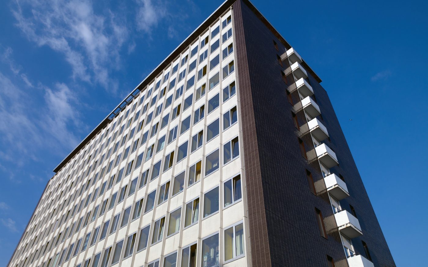 Renovatie Elsevier kantoorgebouw voor studentenwoningen, Sara Burgerhartstraat, Amsterdam. Oplevering: 2015. Aannemer: N.J. de Nijs en Zonen. Architect: Knevel architecten, Amsterdam. Fotograaf: Leonard Fäustle. Sorteringen: Terca glazuurbakstenen.