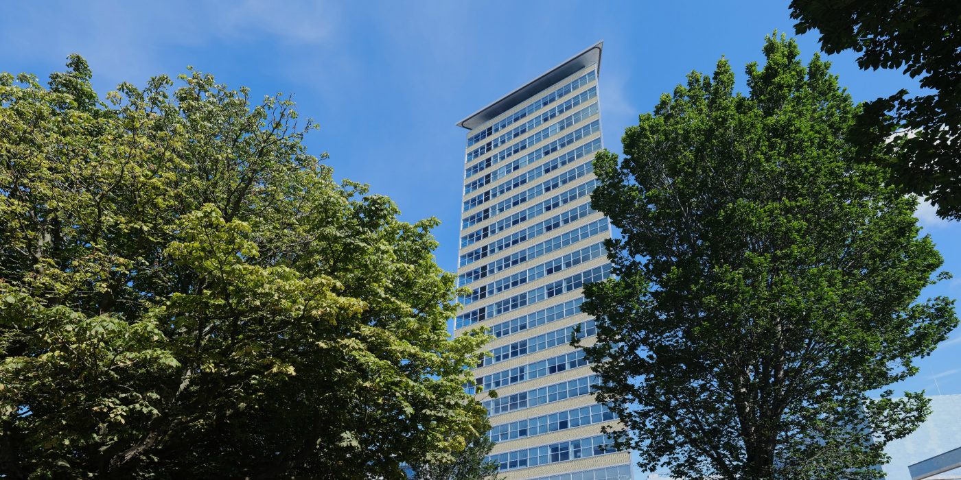 Renovatie appartement gebouw Toren van Oud | Den Haag | Architecten: Bos Hofman Architektenkombinatie & Archipelontwerpers Eric Vreedenburgh | Panelen: Lammers Beton, Weert | Ontwikkelaar: Euraco Vastgoed + Westend, Do Tetteroo | Gevel: Glazuurbakstenen maatwerk