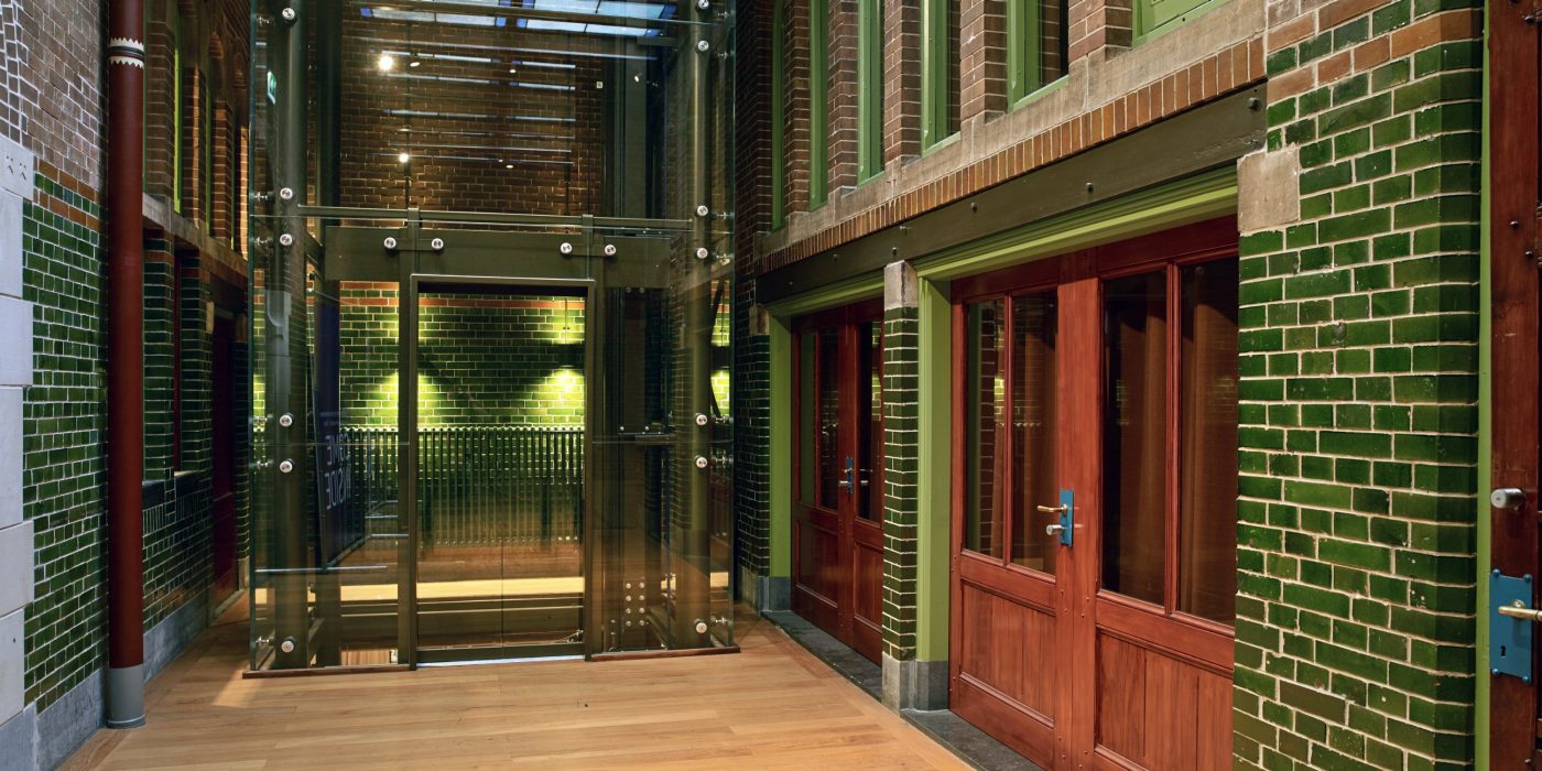 Renovatie de Beurs van Berlage, Damrak, Amsterdam. Architect: Bierman Henket architecten met projectarchitect Henk van Laarhoven. Adviseur: van Bremen Bouwadviseurs, Sanne Mouwen en Wietse den Hartog Opdrachtgever: Beurs van Berlage  Aannemer: N.J. de Nijs te Warmenhuizen. Bouw Matrialen Handel, BMH: Cementbouw Heemstede, Jan Woudhuizen en Niels Bethlehem. Maatwerk Glazuurstenen in verschillende formaten en 15 kleuren die passen bij de oude stenen: 1 kleur geel, 3 kleur blauw, 4 kleuren bruin, 2 kleuren grijs-wit, 3 kleuren wit en 2 kleuren groen (de laatste loodhoudende glazuur): Een deel van het interieur is aangepast rond de receptie (ruimte 0.012), de oude pantry (ruimte 0.06) nu trap naar souterain, twee toiletgroepen (ruimte 0.05) nu  en de tentoonstellingsruimte in de kelder.  Jaar van oplevering: 2017 Rode strengperstenen (uni-rood van Panningen): Nieuwe metselwerkboog rechts van huidige receptie (t.p.v. oude pantry). Rood kolenstook Renova van Wienerberger Bemmel: Vervangen van bestaande deur (Stalen dir met rechte latei) naar nieuwe deur aan achterzijde van de Beurs (Beursstraat). Aanpassing van het metselwerk met segmentboog en inboetwerk. Zie bijgaande foto.