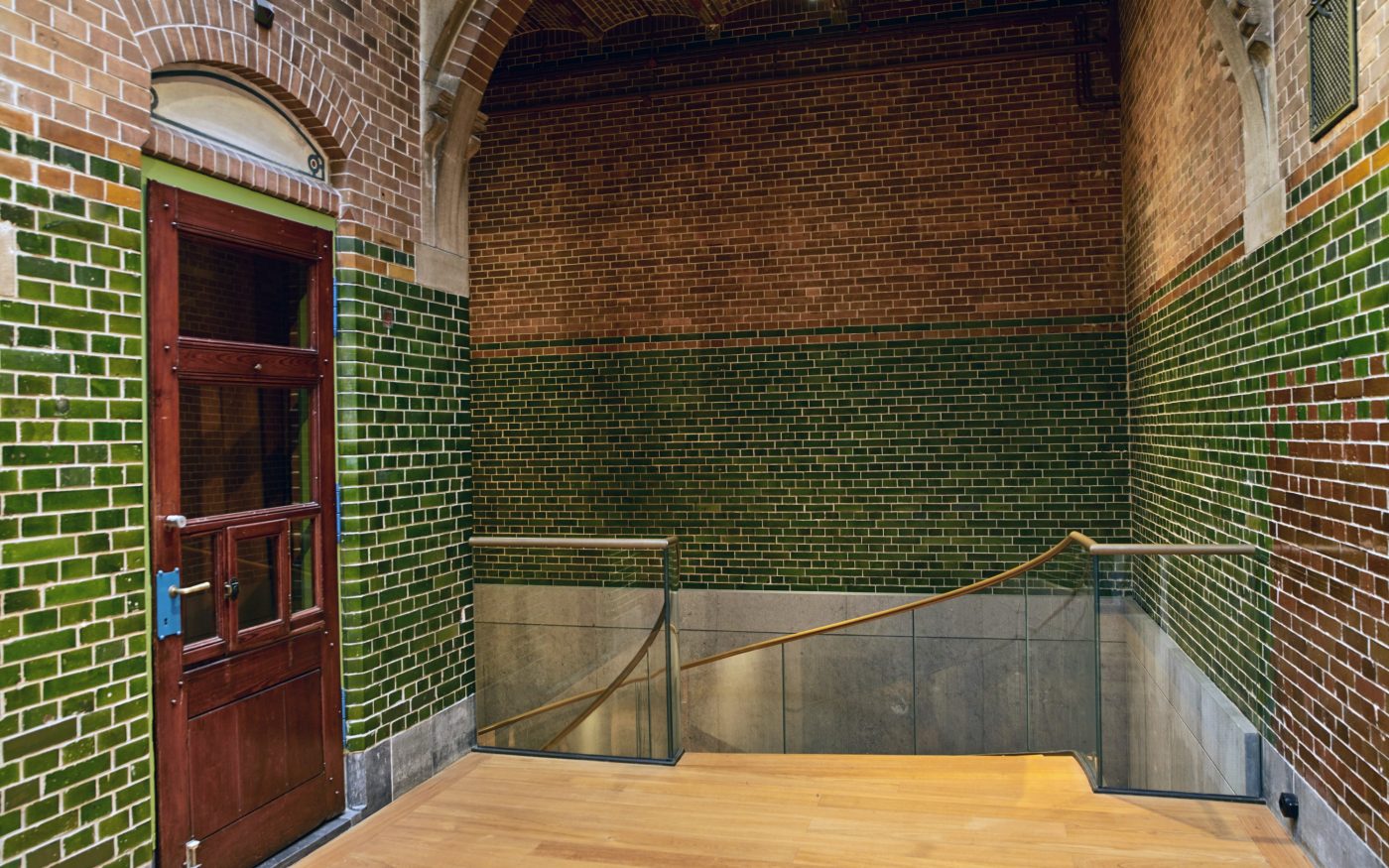 Renovatie de Beurs van Berlage, Damrak, Amsterdam. Architect: Bierman Henket architecten met projectarchitect Henk van Laarhoven. Adviseur: van Bremen Bouwadviseurs, Sanne Mouwen en Wietse den Hartog Opdrachtgever: Beurs van Berlage  Aannemer: N.J. de Nijs te Warmenhuizen. Bouw Matrialen Handel, BMH: Cementbouw Heemstede, Jan Woudhuizen en Niels Bethlehem. Maatwerk Glazuurstenen in verschillende formaten en 15 kleuren die passen bij de oude stenen: 1 kleur geel, 3 kleur blauw, 4 kleuren bruin, 2 kleuren grijs-wit, 3 kleuren wit en 2 kleuren groen (de laatste loodhoudende glazuur): Een deel van het interieur is aangepast rond de receptie (ruimte 0.012), de oude pantry (ruimte 0.06) nu trap naar souterain, twee toiletgroepen (ruimte 0.05) nu  en de tentoonstellingsruimte in de kelder.  Jaar van oplevering: 2017 Rode strengperstenen (uni-rood van Panningen): Nieuwe metselwerkboog rechts van huidige receptie (t.p.v. oude pantry). Rood kolenstook Renova van Wienerberger Bemmel: Vervangen van bestaande deur (Stalen dir met rechte latei) naar nieuwe deur aan achterzijde van de Beurs (Beursstraat). Aanpassing van het metselwerk met segmentboog en inboetwerk. Zie bijgaande foto.