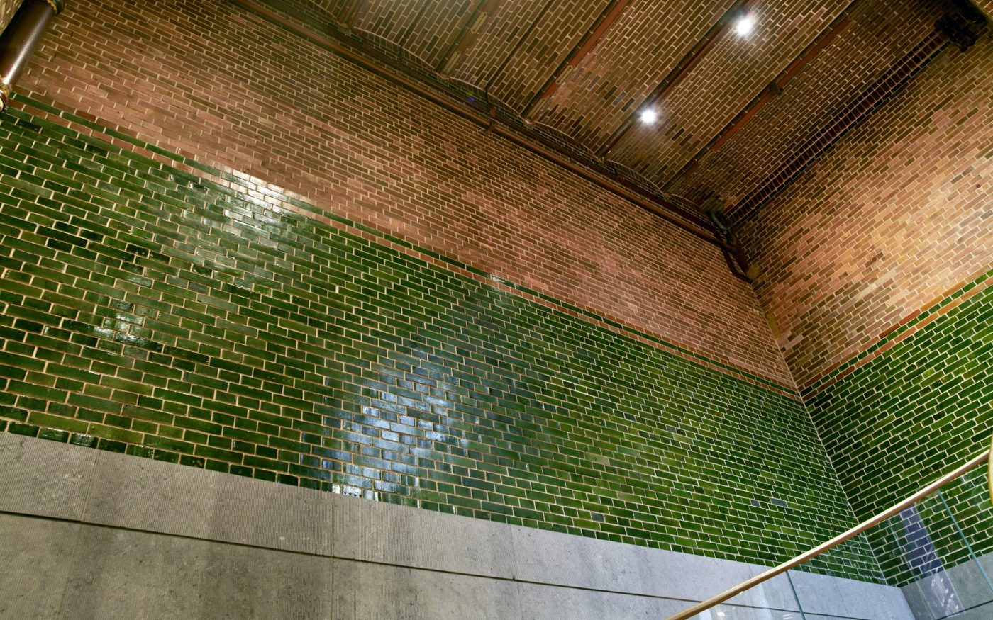 Renovatie de Beurs van Berlage, Damrak, Amsterdam. Architect: Bierman Henket architecten met projectarchitect Henk van Laarhoven. Adviseur: van Bremen Bouwadviseurs, Sanne Mouwen en Wietse den Hartog Opdrachtgever: Beurs van Berlage  Aannemer: N.J. de Nijs te Warmenhuizen. Bouw Matrialen Handel, BMH: Cementbouw Heemstede, Jan Woudhuizen en Niels Bethlehem. Maatwerk Glazuurstenen in verschillende formaten en 15 kleuren die passen bij de oude stenen: 1 kleur geel, 3 kleur blauw, 4 kleuren bruin, 2 kleuren grijs-wit, 3 kleuren wit en 2 kleuren groen (de laatste loodhoudende glazuur): Een deel van het interieur is aangepast rond de receptie (ruimte 0.012), de oude pantry (ruimte 0.06) nu trap naar souterain, twee toiletgroepen (ruimte 0.05) nu  en de tentoonstellingsruimte in de kelder.  Jaar van oplevering: 2017 Rode strengperstenen (uni-rood van Panningen): Nieuwe metselwerkboog rechts van huidige receptie (t.p.v. oude pantry). Rood kolenstook Renova van Wienerberger Bemmel: Vervangen van bestaande deur (Stalen dir met rechte latei) naar nieuwe deur aan achterzijde van de Beurs (Beursstraat). Aanpassing van het metselwerk met segmentboog en inboetwerk. Zie bijgaande foto.