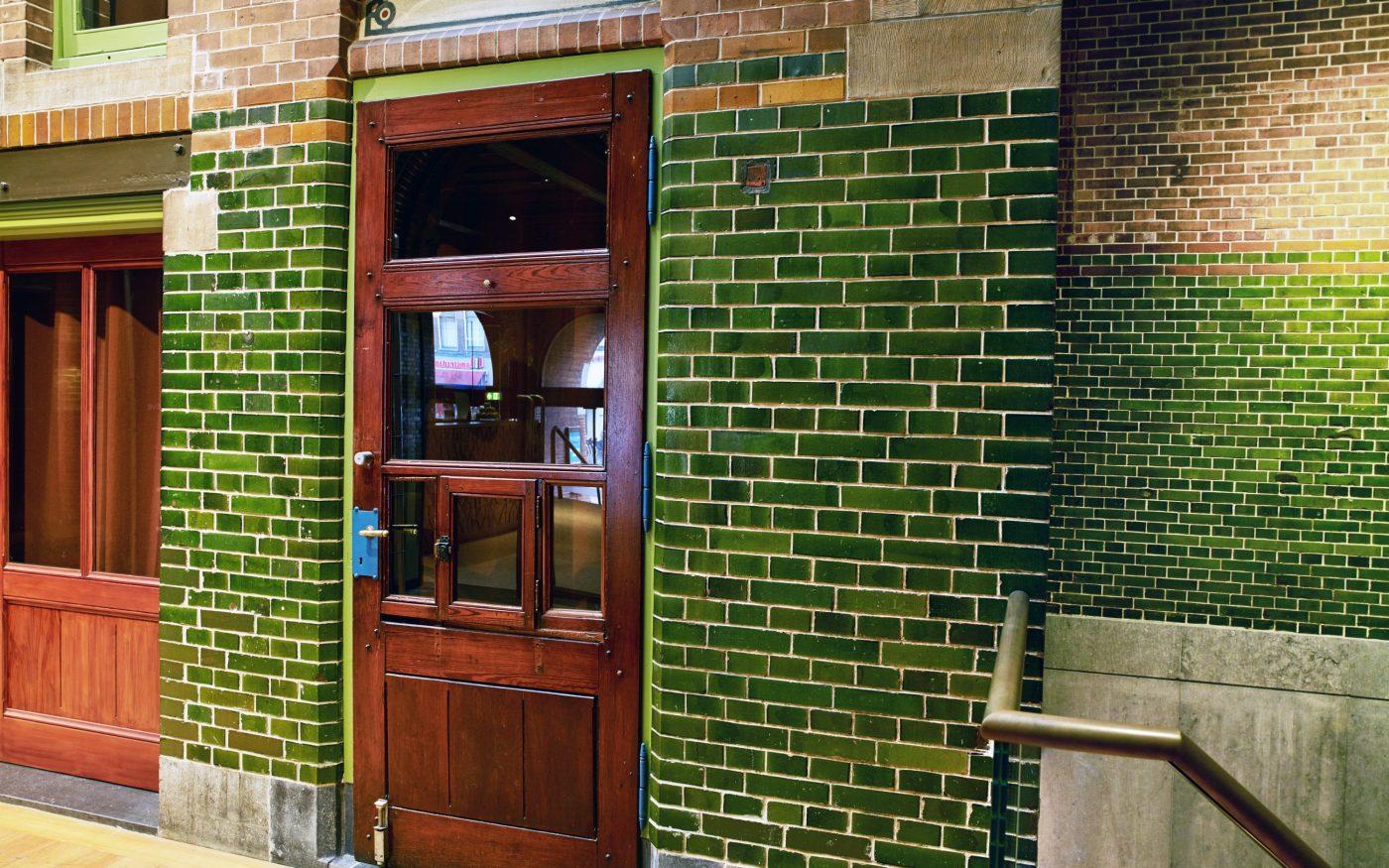 Renovatie de Beurs van Berlage, Damrak, Amsterdam. Architect: Bierman Henket architecten met projectarchitect Henk van Laarhoven. Adviseur: van Bremen Bouwadviseurs, Sanne Mouwen en Wietse den Hartog Opdrachtgever: Beurs van Berlage  Aannemer: N.J. de Nijs te Warmenhuizen. Bouw Matrialen Handel, BMH: Cementbouw Heemstede, Jan Woudhuizen en Niels Bethlehem. Maatwerk Glazuurstenen in verschillende formaten en 15 kleuren die passen bij de oude stenen: 1 kleur geel, 3 kleur blauw, 4 kleuren bruin, 2 kleuren grijs-wit, 3 kleuren wit en 2 kleuren groen (de laatste loodhoudende glazuur): Een deel van het interieur is aangepast rond de receptie (ruimte 0.012), de oude pantry (ruimte 0.06) nu trap naar souterain, twee toiletgroepen (ruimte 0.05) nu  en de tentoonstellingsruimte in de kelder.  Jaar van oplevering: 2017 Rode strengperstenen (uni-rood van Panningen): Nieuwe metselwerkboog rechts van huidige receptie (t.p.v. oude pantry). Rood kolenstook Renova van Wienerberger Bemmel: Vervangen van bestaande deur (Stalen dir met rechte latei) naar nieuwe deur aan achterzijde van de Beurs (Beursstraat). Aanpassing van het metselwerk met segmentboog en inboetwerk. Zie bijgaande foto.