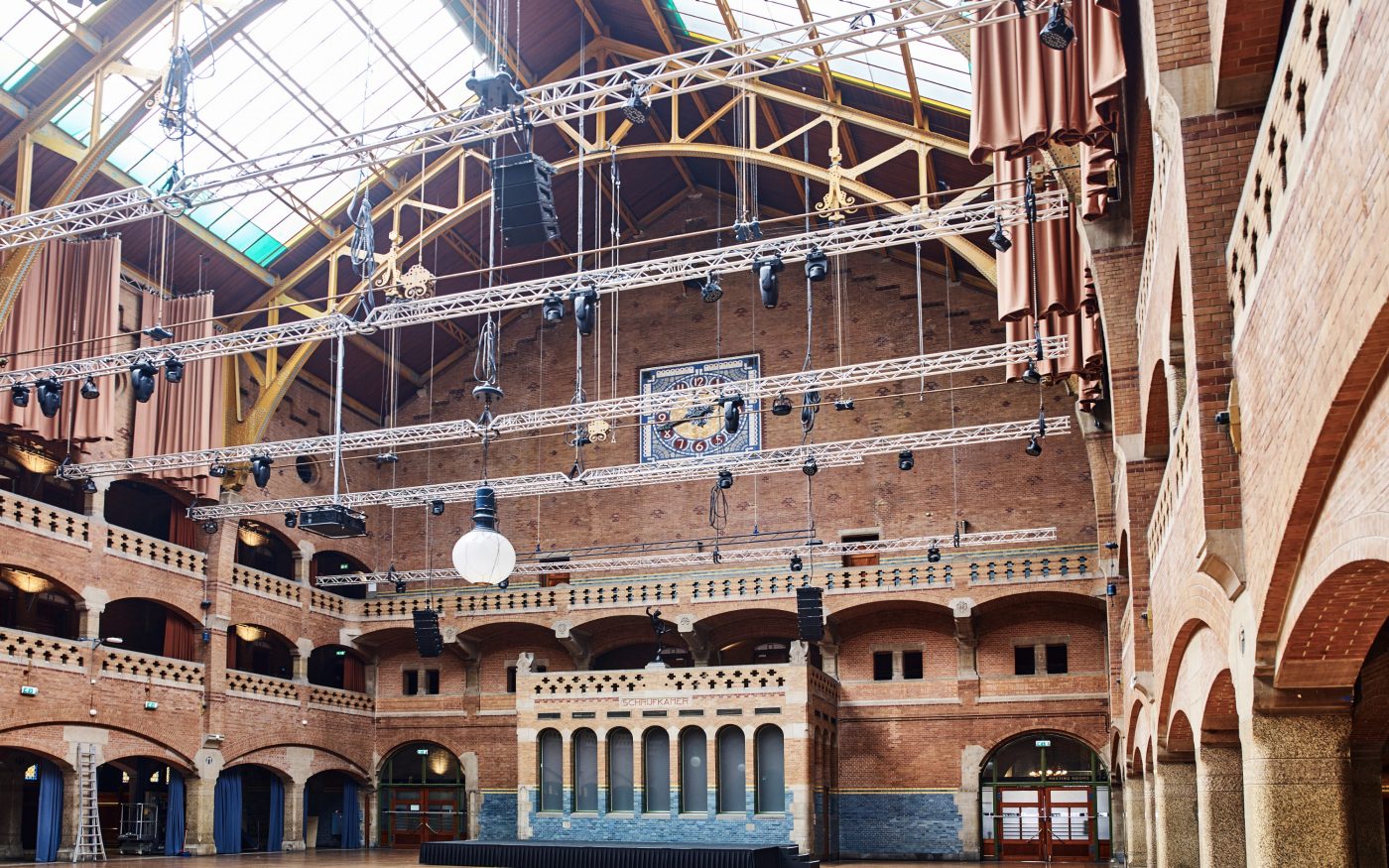 Renovatie de Beurs van Berlage, Damrak, Amsterdam. Architect: Bierman Henket architecten met projectarchitect Henk van Laarhoven. Adviseur: van Bremen Bouwadviseurs, Sanne Mouwen en Wietse den Hartog Opdrachtgever: Beurs van Berlage  Aannemer: N.J. de Nijs te Warmenhuizen. Bouw Matrialen Handel, BMH: Cementbouw Heemstede, Jan Woudhuizen en Niels Bethlehem. Maatwerk Glazuurstenen in verschillende formaten en 15 kleuren die passen bij de oude stenen: 1 kleur geel, 3 kleur blauw, 4 kleuren bruin, 2 kleuren grijs-wit, 3 kleuren wit en 2 kleuren groen (de laatste loodhoudende glazuur): Een deel van het interieur is aangepast rond de receptie (ruimte 0.012), de oude pantry (ruimte 0.06) nu trap naar souterain, twee toiletgroepen (ruimte 0.05) nu  en de tentoonstellingsruimte in de kelder.  Jaar van oplevering: 2017 Rode strengperstenen (uni-rood van Panningen): Nieuwe metselwerkboog rechts van huidige receptie (t.p.v. oude pantry). Rood kolenstook Renova van Wienerberger Bemmel: Vervangen van bestaande deur (Stalen dir met rechte latei) naar nieuwe deur aan achterzijde van de Beurs (Beursstraat). Aanpassing van het metselwerk met segmentboog en inboetwerk. Zie bijgaande foto.
