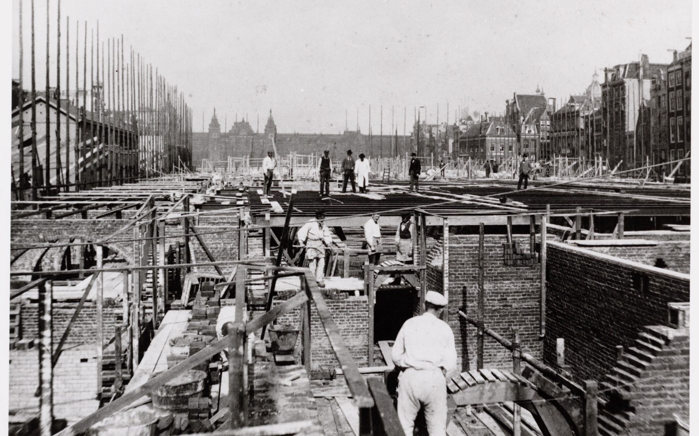 Renovatie de Beurs van Berlage, Damrak, Amsterdam. Architect: Bierman Henket architecten met projectarchitect Henk van Laarhoven. Adviseur: van Bremen Bouwadviseurs, Sanne Mouwen en Wietse den Hartog Opdrachtgever: Beurs van Berlage  Aannemer: N.J. de Nijs te Warmenhuizen. Bouw Matrialen Handel, BMH: Cementbouw Heemstede, Jan Woudhuizen en Niels Bethlehem. Maatwerk Glazuurstenen in verschillende formaten en 15 kleuren die passen bij de oude stenen: 1 kleur geel, 3 kleur blauw, 4 kleuren bruin, 2 kleuren grijs-wit, 3 kleuren wit en 2 kleuren groen (de laatste loodhoudende glazuur): Een deel van het interieur is aangepast rond de receptie (ruimte 0.012), de oude pantry (ruimte 0.06) nu trap naar souterain, twee toiletgroepen (ruimte 0.05) nu  en de tentoonstellingsruimte in de kelder.  Jaar van oplevering: 2017 Rode strengperstenen (uni-rood van Panningen): Nieuwe metselwerkboog rechts van huidige receptie (t.p.v. oude pantry). Rood kolenstook Renova van Wienerberger Bemmel: Vervangen van bestaande deur (Stalen dir met rechte latei) naar nieuwe deur aan achterzijde van de Beurs (Beursstraat). Aanpassing van het metselwerk met segmentboog en inboetwerk. Zie bijgaande foto.