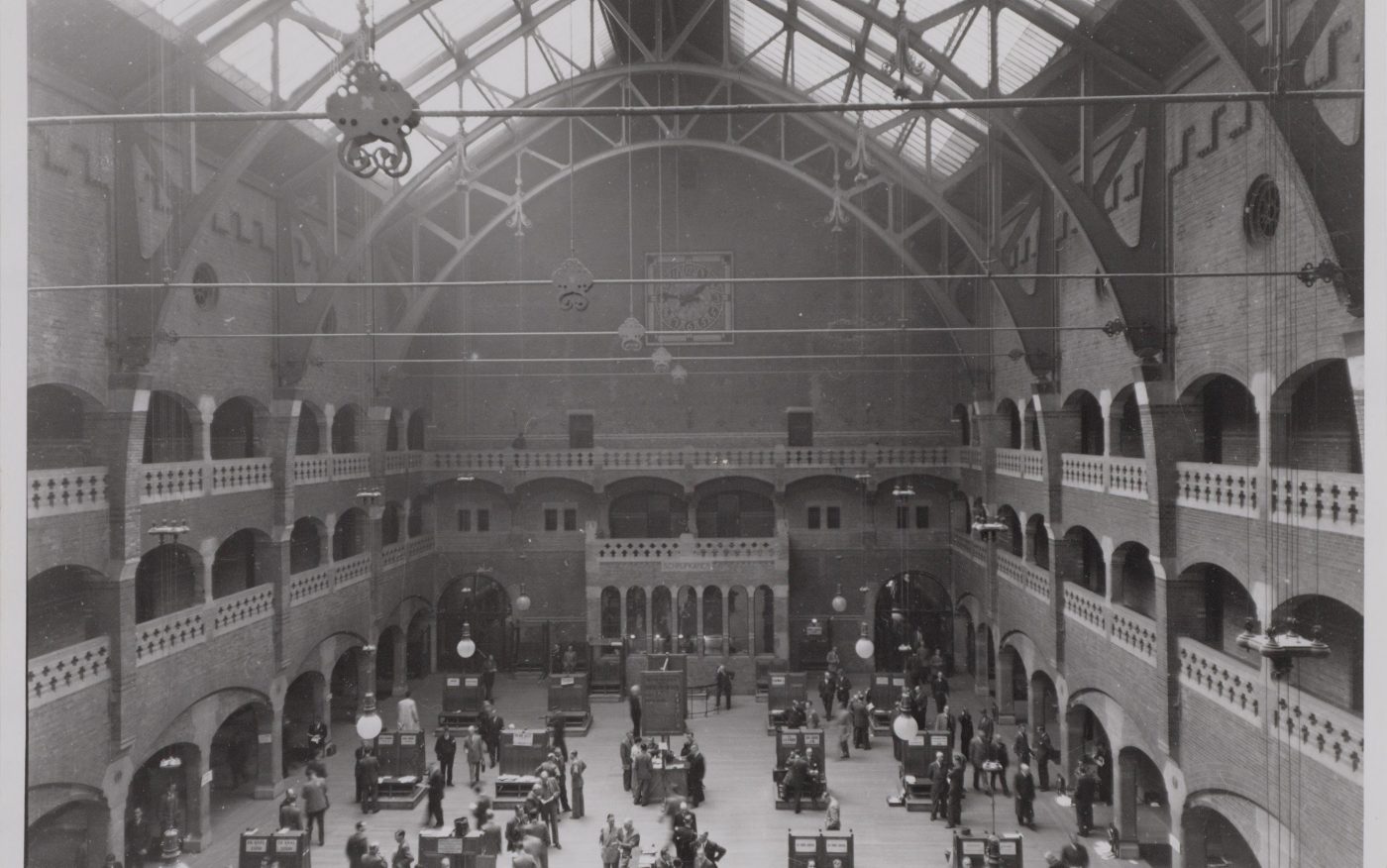 Renovatie de Beurs van Berlage, Damrak, Amsterdam. Architect: Bierman Henket architecten met projectarchitect Henk van Laarhoven. Adviseur: van Bremen Bouwadviseurs, Sanne Mouwen en Wietse den Hartog Opdrachtgever: Beurs van Berlage  Aannemer: N.J. de Nijs te Warmenhuizen. Bouw Matrialen Handel, BMH: Cementbouw Heemstede, Jan Woudhuizen en Niels Bethlehem. Maatwerk Glazuurstenen in verschillende formaten en 15 kleuren die passen bij de oude stenen: 1 kleur geel, 3 kleur blauw, 4 kleuren bruin, 2 kleuren grijs-wit, 3 kleuren wit en 2 kleuren groen (de laatste loodhoudende glazuur): Een deel van het interieur is aangepast rond de receptie (ruimte 0.012), de oude pantry (ruimte 0.06) nu trap naar souterain, twee toiletgroepen (ruimte 0.05) nu  en de tentoonstellingsruimte in de kelder.  Jaar van oplevering: 2017 Rode strengperstenen (uni-rood van Panningen): Nieuwe metselwerkboog rechts van huidige receptie (t.p.v. oude pantry). Rood kolenstook Renova van Wienerberger Bemmel: Vervangen van bestaande deur (Stalen dir met rechte latei) naar nieuwe deur aan achterzijde van de Beurs (Beursstraat). Aanpassing van het metselwerk met segmentboog en inboetwerk. Zie bijgaande foto.