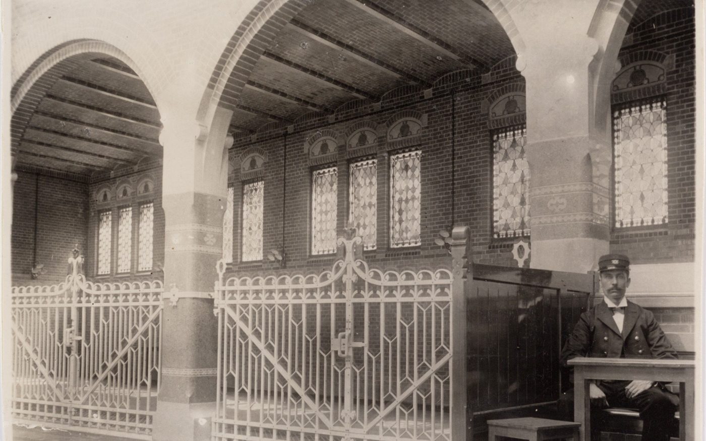 Renovatie de Beurs van Berlage, Damrak, Amsterdam. Architect: Bierman Henket architecten met projectarchitect Henk van Laarhoven. Adviseur: van Bremen Bouwadviseurs, Sanne Mouwen en Wietse den Hartog Opdrachtgever: Beurs van Berlage  Aannemer: N.J. de Nijs te Warmenhuizen. Bouw Matrialen Handel, BMH: Cementbouw Heemstede, Jan Woudhuizen en Niels Bethlehem. Maatwerk Glazuurstenen in verschillende formaten en 15 kleuren die passen bij de oude stenen: 1 kleur geel, 3 kleur blauw, 4 kleuren bruin, 2 kleuren grijs-wit, 3 kleuren wit en 2 kleuren groen (de laatste loodhoudende glazuur): Een deel van het interieur is aangepast rond de receptie (ruimte 0.012), de oude pantry (ruimte 0.06) nu trap naar souterain, twee toiletgroepen (ruimte 0.05) nu  en de tentoonstellingsruimte in de kelder.  Jaar van oplevering: 2017 Rode strengperstenen (uni-rood van Panningen): Nieuwe metselwerkboog rechts van huidige receptie (t.p.v. oude pantry). Rood kolenstook Renova van Wienerberger Bemmel: Vervangen van bestaande deur (Stalen dir met rechte latei) naar nieuwe deur aan achterzijde van de Beurs (Beursstraat). Aanpassing van het metselwerk met segmentboog en inboetwerk. Zie bijgaande foto.