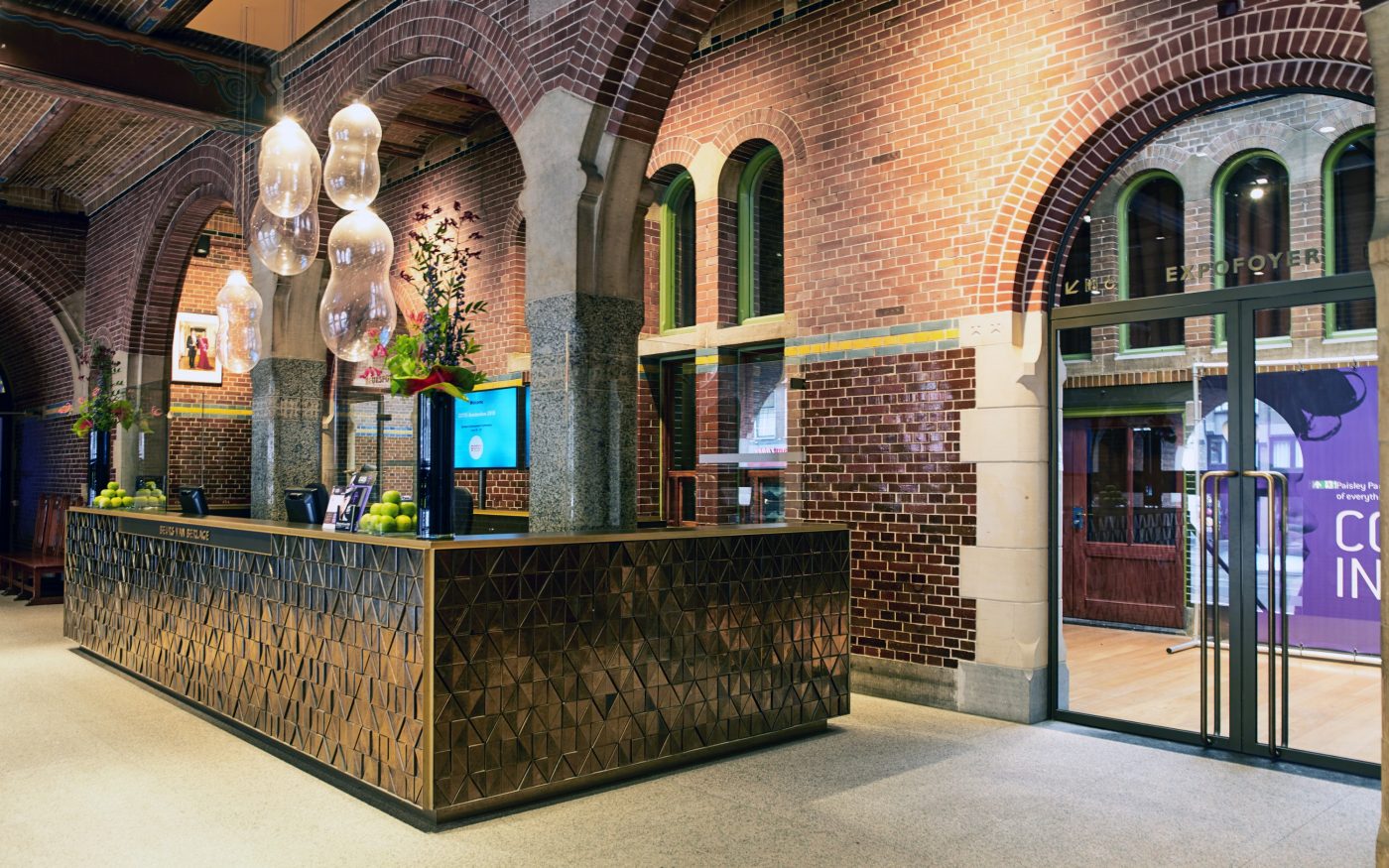 Renovatie de Beurs van Berlage, Damrak, Amsterdam. Architect: Bierman Henket architecten met projectarchitect Henk van Laarhoven. Adviseur: van Bremen Bouwadviseurs, Sanne Mouwen en Wietse den Hartog Opdrachtgever: Beurs van Berlage  Aannemer: N.J. de Nijs te Warmenhuizen. Bouw Matrialen Handel, BMH: Cementbouw Heemstede, Jan Woudhuizen en Niels Bethlehem. Maatwerk Glazuurstenen in verschillende formaten en 15 kleuren die passen bij de oude stenen: 1 kleur geel, 3 kleur blauw, 4 kleuren bruin, 2 kleuren grijs-wit, 3 kleuren wit en 2 kleuren groen (de laatste loodhoudende glazuur): Een deel van het interieur is aangepast rond de receptie (ruimte 0.012), de oude pantry (ruimte 0.06) nu trap naar souterain, twee toiletgroepen (ruimte 0.05) nu  en de tentoonstellingsruimte in de kelder.  Jaar van oplevering: 2017 Rode strengperstenen (uni-rood van Panningen): Nieuwe metselwerkboog rechts van huidige receptie (t.p.v. oude pantry). Rood kolenstook Renova van Wienerberger Bemmel: Vervangen van bestaande deur (Stalen dir met rechte latei) naar nieuwe deur aan achterzijde van de Beurs (Beursstraat). Aanpassing van het metselwerk met segmentboog en inboetwerk. Zie bijgaande foto.