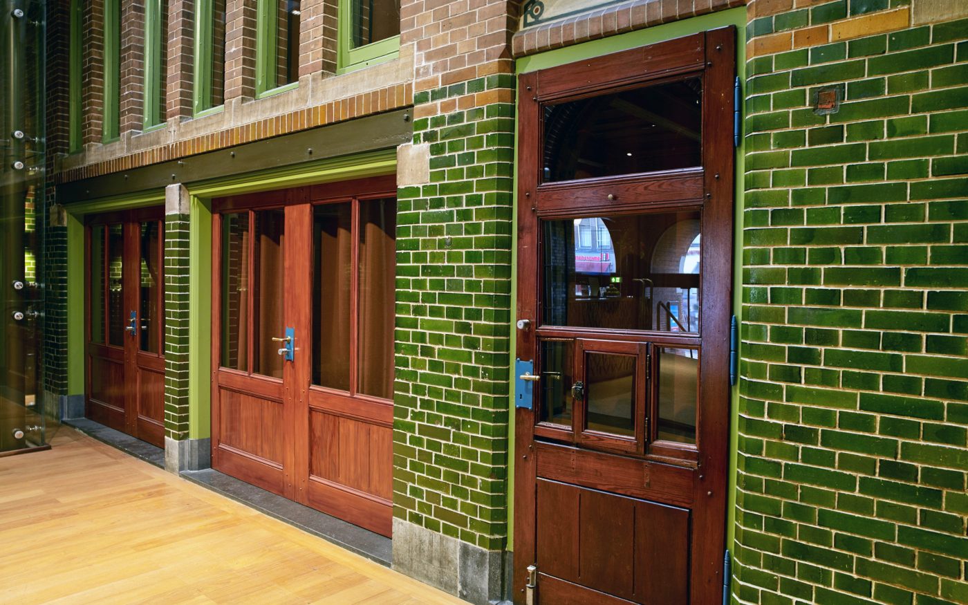 Renovatie de Beurs van Berlage, Damrak, Amsterdam. Architect: Bierman Henket architecten met projectarchitect Henk van Laarhoven. Adviseur: van Bremen Bouwadviseurs, Sanne Mouwen en Wietse den Hartog Opdrachtgever: Beurs van Berlage  Aannemer: N.J. de Nijs te Warmenhuizen. Bouw Matrialen Handel, BMH: Cementbouw Heemstede, Jan Woudhuizen en Niels Bethlehem. Maatwerk Glazuurstenen in verschillende formaten en 15 kleuren die passen bij de oude stenen: 1 kleur geel, 3 kleur blauw, 4 kleuren bruin, 2 kleuren grijs-wit, 3 kleuren wit en 2 kleuren groen (de laatste loodhoudende glazuur): Een deel van het interieur is aangepast rond de receptie (ruimte 0.012), de oude pantry (ruimte 0.06) nu trap naar souterain, twee toiletgroepen (ruimte 0.05) nu  en de tentoonstellingsruimte in de kelder.  Jaar van oplevering: 2017 Rode strengperstenen (uni-rood van Panningen): Nieuwe metselwerkboog rechts van huidige receptie (t.p.v. oude pantry). Rood kolenstook Renova van Wienerberger Bemmel: Vervangen van bestaande deur (Stalen dir met rechte latei) naar nieuwe deur aan achterzijde van de Beurs (Beursstraat). Aanpassing van het metselwerk met segmentboog en inboetwerk. Zie bijgaande foto.