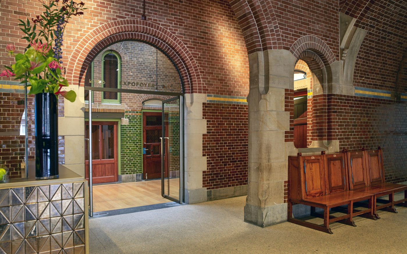 Renovatie de Beurs van Berlage, Damrak, Amsterdam. Architect: Bierman Henket architecten met projectarchitect Henk van Laarhoven. Adviseur: van Bremen Bouwadviseurs, Sanne Mouwen en Wietse den Hartog Opdrachtgever: Beurs van Berlage  Aannemer: N.J. de Nijs te Warmenhuizen. Bouw Matrialen Handel, BMH: Cementbouw Heemstede, Jan Woudhuizen en Niels Bethlehem. Maatwerk Glazuurstenen in verschillende formaten en 15 kleuren die passen bij de oude stenen: 1 kleur geel, 3 kleur blauw, 4 kleuren bruin, 2 kleuren grijs-wit, 3 kleuren wit en 2 kleuren groen (de laatste loodhoudende glazuur): Een deel van het interieur is aangepast rond de receptie (ruimte 0.012), de oude pantry (ruimte 0.06) nu trap naar souterain, twee toiletgroepen (ruimte 0.05) nu  en de tentoonstellingsruimte in de kelder.  Jaar van oplevering: 2017 Rode strengperstenen (uni-rood van Panningen): Nieuwe metselwerkboog rechts van huidige receptie (t.p.v. oude pantry). Rood kolenstook Renova van Wienerberger Bemmel: Vervangen van bestaande deur (Stalen dir met rechte latei) naar nieuwe deur aan achterzijde van de Beurs (Beursstraat). Aanpassing van het metselwerk met segmentboog en inboetwerk. Zie bijgaande foto.