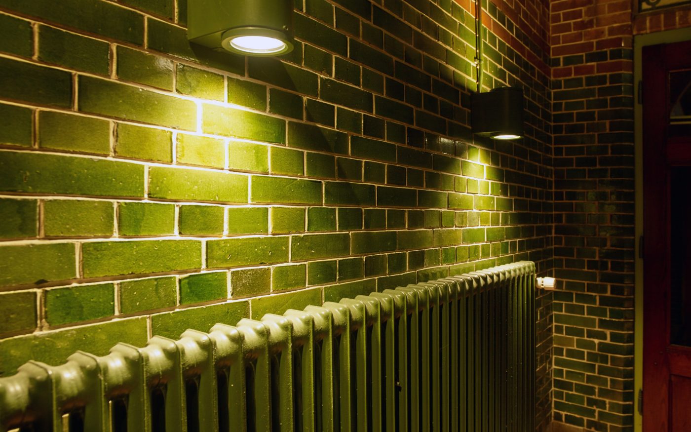 Renovatie de Beurs van Berlage, Damrak, Amsterdam. Architect: Bierman Henket architecten met projectarchitect Henk van Laarhoven. Adviseur: van Bremen Bouwadviseurs, Sanne Mouwen en Wietse den Hartog Opdrachtgever: Beurs van Berlage  Aannemer: N.J. de Nijs te Warmenhuizen. Bouw Matrialen Handel, BMH: Cementbouw Heemstede, Jan Woudhuizen en Niels Bethlehem. Maatwerk Glazuurstenen in verschillende formaten en 15 kleuren die passen bij de oude stenen: 1 kleur geel, 3 kleur blauw, 4 kleuren bruin, 2 kleuren grijs-wit, 3 kleuren wit en 2 kleuren groen (de laatste loodhoudende glazuur): Een deel van het interieur is aangepast rond de receptie (ruimte 0.012), de oude pantry (ruimte 0.06) nu trap naar souterain, twee toiletgroepen (ruimte 0.05) nu  en de tentoonstellingsruimte in de kelder.  Jaar van oplevering: 2017 Rode strengperstenen (uni-rood van Panningen): Nieuwe metselwerkboog rechts van huidige receptie (t.p.v. oude pantry). Rood kolenstook Renova van Wienerberger Bemmel: Vervangen van bestaande deur (Stalen dir met rechte latei) naar nieuwe deur aan achterzijde van de Beurs (Beursstraat). Aanpassing van het metselwerk met segmentboog en inboetwerk. Zie bijgaande foto.