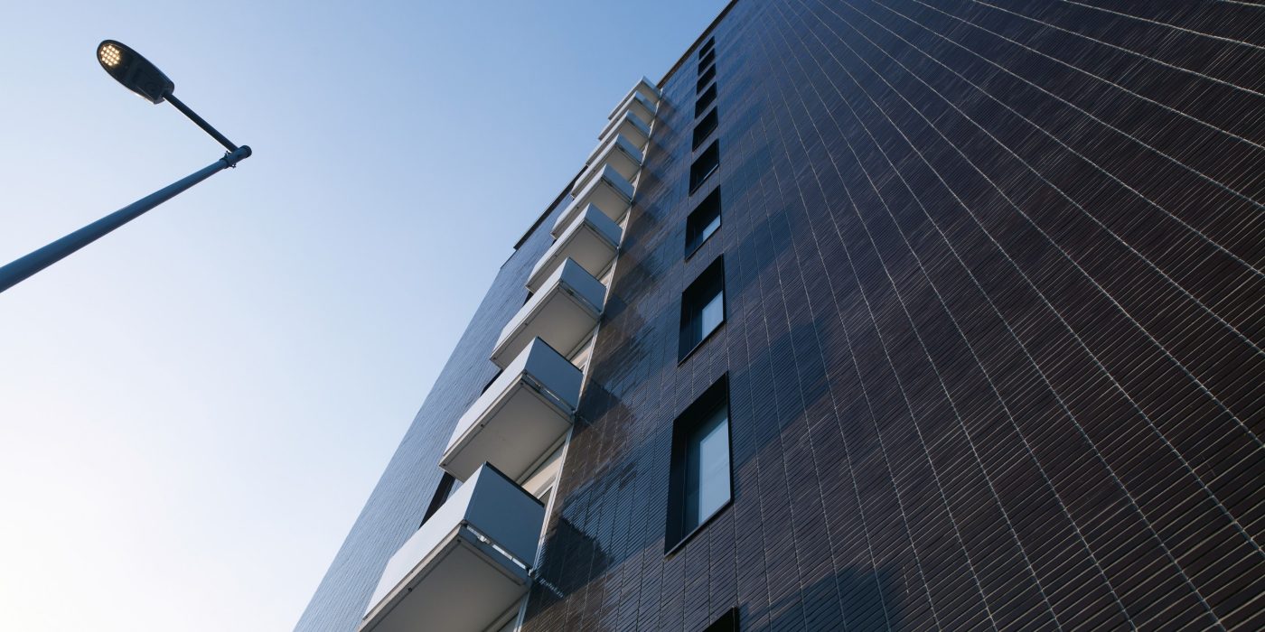 Renovatie Elsevier kantoorgebouw voor studentenwoningen, Sara Burgerhartstraat, Amsterdam. Oplevering: 2015. Aannemer: N.J. de Nijs en Zonen. Architect: Knevel architecten, Amsterdam. Fotograaf: Leonard Fäustle. Sorteringen: Terca glazuurbakstenen.