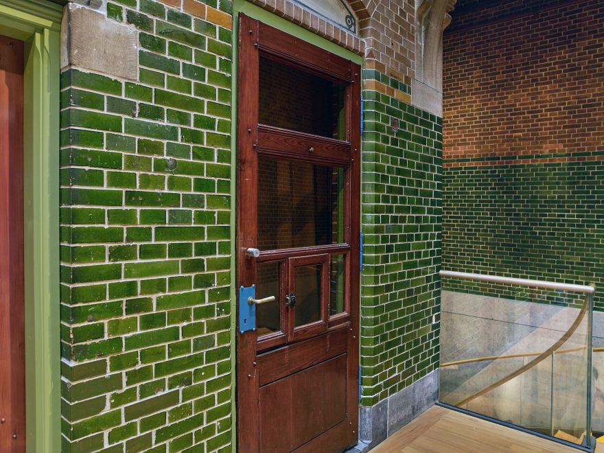 Renovatie de Beurs van Berlage, Damrak, Amsterdam. Architect: Bierman Henket architecten met projectarchitect Henk van Laarhoven. Adviseur: van Bremen Bouwadviseurs, Sanne Mouwen en Wietse den Hartog Opdrachtgever: Beurs van Berlage  Aannemer: N.J. de Nijs te Warmenhuizen. Bouw Matrialen Handel, BMH: Cementbouw Heemstede, Jan Woudhuizen en Niels Bethlehem. Maatwerk Glazuurstenen in verschillende formaten en 15 kleuren die passen bij de oude stenen: 1 kleur geel, 3 kleur blauw, 4 kleuren bruin, 2 kleuren grijs-wit, 3 kleuren wit en 2 kleuren groen (de laatste loodhoudende glazuur): Een deel van het interieur is aangepast rond de receptie (ruimte 0.012), de oude pantry (ruimte 0.06) nu trap naar souterain, twee toiletgroepen (ruimte 0.05) nu  en de tentoonstellingsruimte in de kelder.  Jaar van oplevering: 2017 Rode strengperstenen (uni-rood van Panningen): Nieuwe metselwerkboog rechts van huidige receptie (t.p.v. oude pantry). Rood kolenstook Renova van Wienerberger Bemmel: Vervangen van bestaande deur (Stalen dir met rechte latei) naar nieuwe deur aan achterzijde van de Beurs (Beursstraat). Aanpassing van het metselwerk met segmentboog en inboetwerk. Zie bijgaande foto.