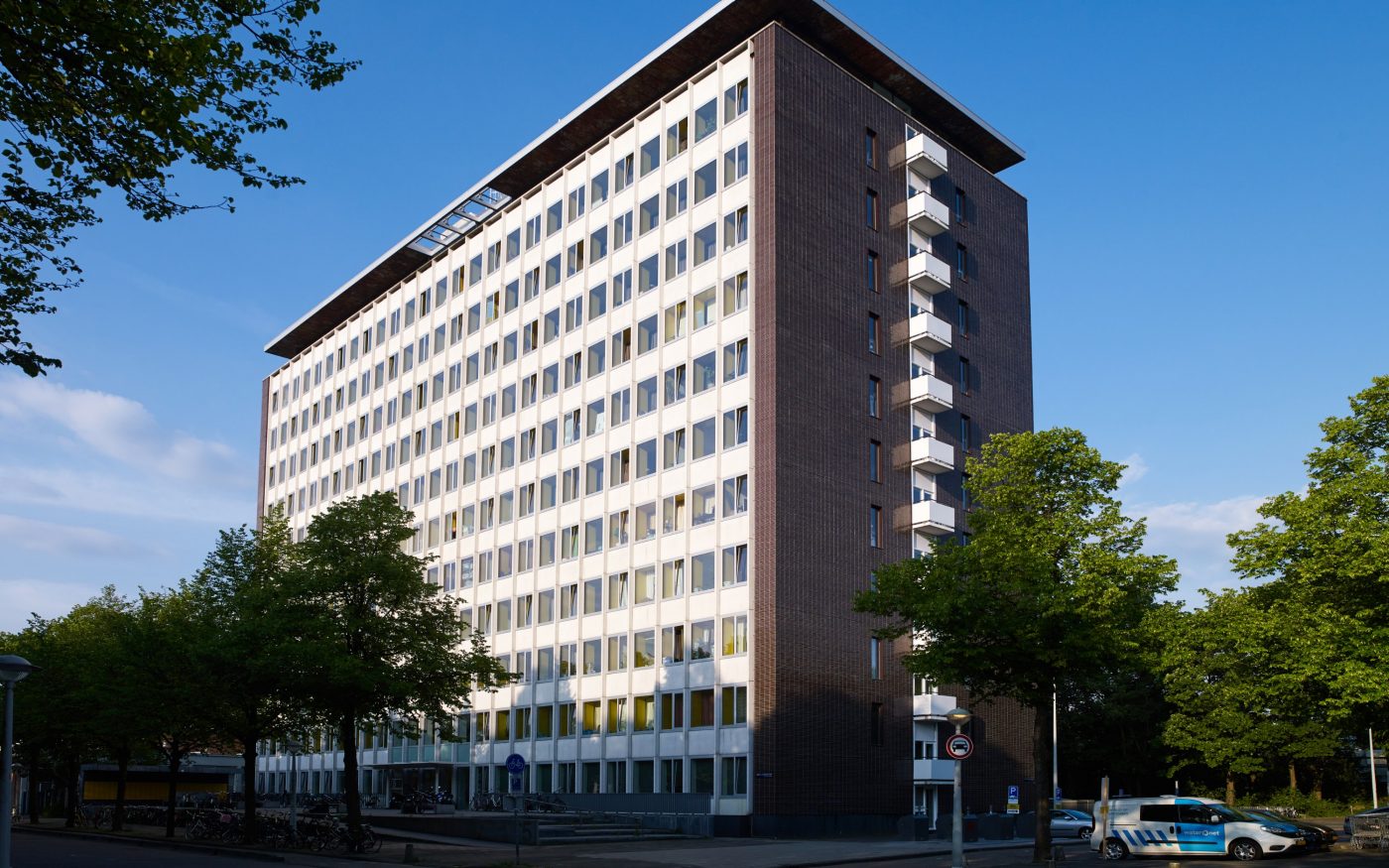 Renovatie Elsevier kantoorgebouw voor studentenwoningen, Sara Burgerhartstraat, Amsterdam. Oplevering: 2015. Aannemer: N.J. de Nijs en Zonen. Architect: Knevel architecten, Amsterdam. Fotograaf: Leonard Fäustle. Sorteringen: Terca glazuurbakstenen.