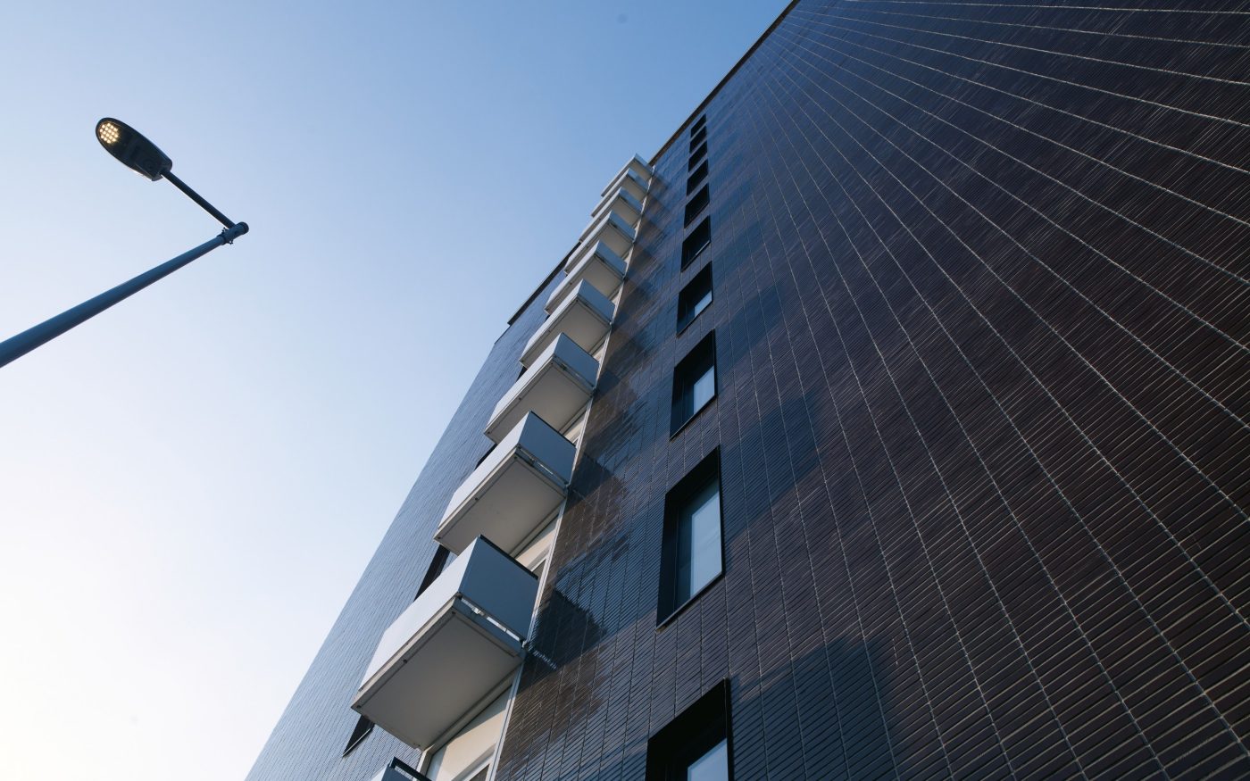 Renovatie Elsevier kantoorgebouw voor studentenwoningen, Sara Burgerhartstraat, Amsterdam. Oplevering: 2015. Aannemer: N.J. de Nijs en Zonen. Architect: Knevel architecten, Amsterdam. Fotograaf: Leonard Fäustle. Sorteringen: Terca glazuurbakstenen.