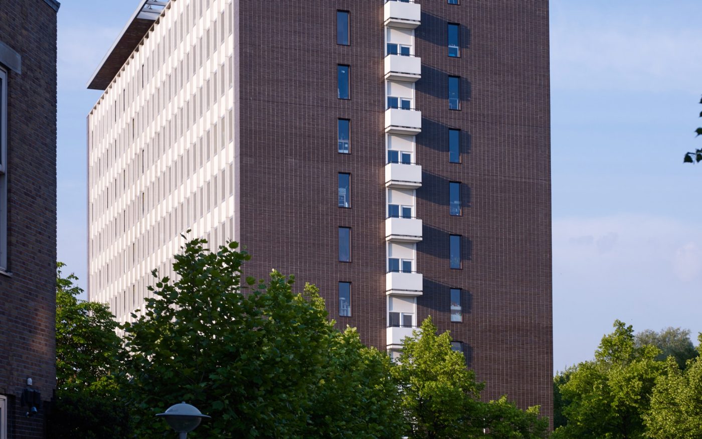 Renovatie Elsevier kantoorgebouw voor studentenwoningen, Sara Burgerhartstraat, Amsterdam. Oplevering: 2015. Aannemer: N.J. de Nijs en Zonen. Architect: Knevel architecten, Amsterdam. Fotograaf: Leonard Fäustle. Sorteringen: Terca glazuurbakstenen.