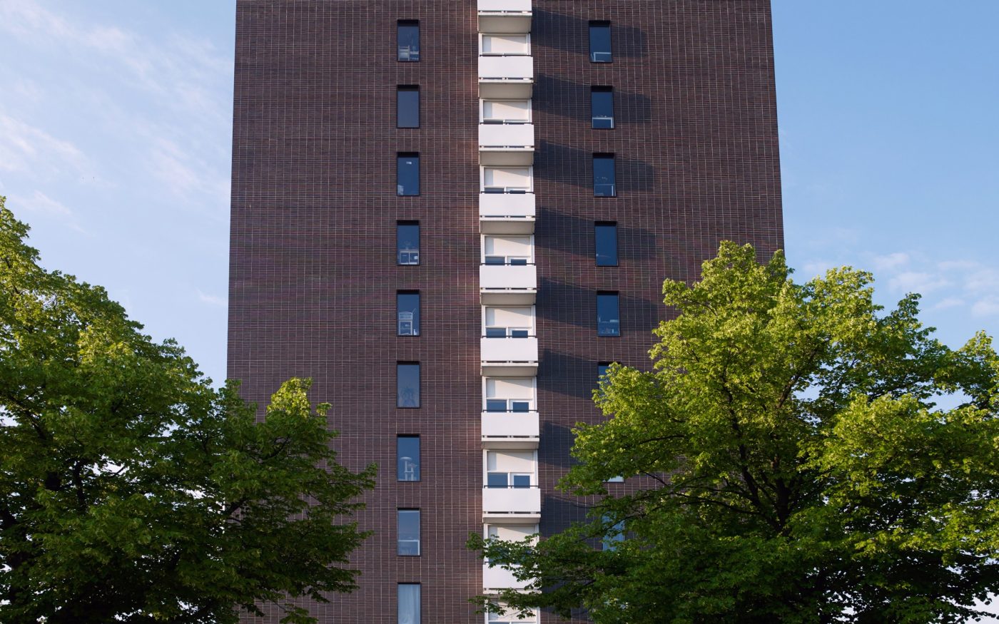 Renovatie Elsevier kantoorgebouw voor studentenwoningen, Sara Burgerhartstraat, Amsterdam. Oplevering: 2015. Aannemer: N.J. de Nijs en Zonen. Architect: Knevel architecten, Amsterdam. Fotograaf: Leonard Fäustle. Sorteringen: Terca glazuurbakstenen.