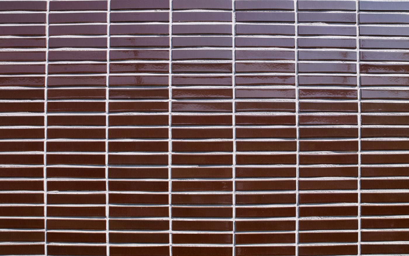 Renovatie Elsevier kantoorgebouw voor studentenwoningen, Sara Burgerhartstraat, Amsterdam. Oplevering: 2015. Aannemer: N.J. de Nijs en Zonen. Architect: Knevel architecten, Amsterdam. Fotograaf: Leonard Fäustle. Sorteringen: Terca glazuurbakstenen.