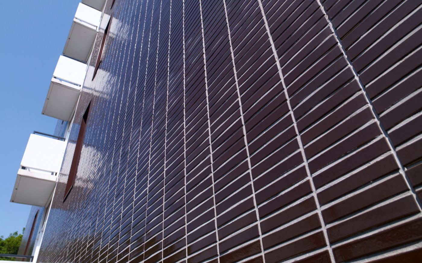 Renovatie Elsevier kantoorgebouw voor studentenwoningen, Sara Burgerhartstraat, Amsterdam. Oplevering: 2015. Aannemer: N.J. de Nijs en Zonen. Architect: Knevel architecten, Amsterdam. Fotograaf: Leonard Fäustle. Sorteringen: Terca glazuurbakstenen.