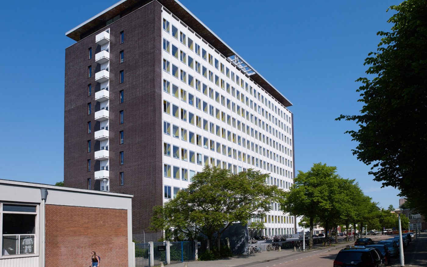 Renovatie Elsevier kantoorgebouw voor studentenwoningen, Sara Burgerhartstraat, Amsterdam. Oplevering: 2015. Aannemer: N.J. de Nijs en Zonen. Architect: Knevel architecten, Amsterdam. Fotograaf: Leonard Fäustle. Sorteringen: Terca glazuurbakstenen.