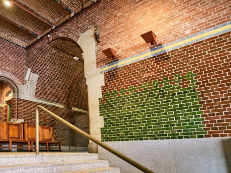 Renovatie de Beurs van Berlage, Damrak, Amsterdam. Architect: Bierman Henket architecten met projectarchitect Henk van Laarhoven. Adviseur: van Bremen Bouwadviseurs, Sanne Mouwen en Wietse den Hartog Opdrachtgever: Beurs van Berlage  Aannemer: N.J. de Nijs te Warmenhuizen. Bouw Matrialen Handel, BMH: Cementbouw Heemstede, Jan Woudhuizen en Niels Bethlehem. Maatwerk Glazuurstenen in verschillende formaten en 15 kleuren die passen bij de oude stenen: 1 kleur geel, 3 kleur blauw, 4 kleuren bruin, 2 kleuren grijs-wit, 3 kleuren wit en 2 kleuren groen (de laatste loodhoudende glazuur): Een deel van het interieur is aangepast rond de receptie (ruimte 0.012), de oude pantry (ruimte 0.06) nu trap naar souterain, twee toiletgroepen (ruimte 0.05) nu  en de tentoonstellingsruimte in de kelder.  Jaar van oplevering: 2017 Rode strengperstenen (uni-rood van Panningen): Nieuwe metselwerkboog rechts van huidige receptie (t.p.v. oude pantry). Rood kolenstook Renova van Wienerberger Bemmel: Vervangen van bestaande deur (Stalen dir met rechte latei) naar nieuwe deur aan achterzijde van de Beurs (Beursstraat). Aanpassing van het metselwerk met segmentboog en inboetwerk. Zie bijgaande foto.