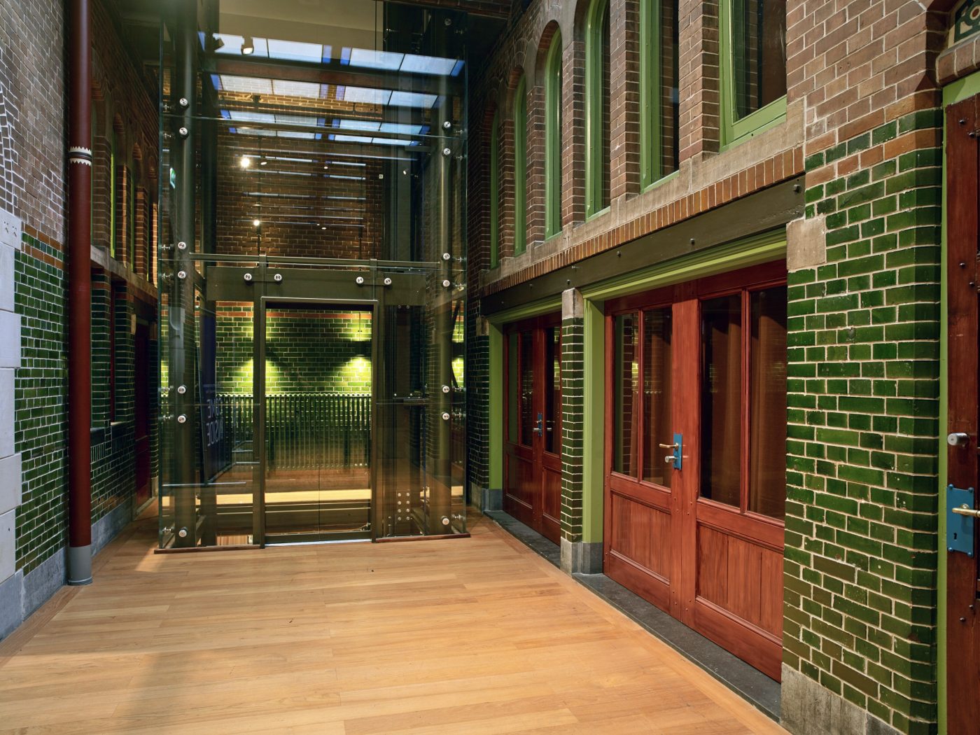 Renovatie de Beurs van Berlage, Damrak, Amsterdam. Architect: Bierman Henket architecten met projectarchitect Henk van Laarhoven. Adviseur: van Bremen Bouwadviseurs, Sanne Mouwen en Wietse den Hartog Opdrachtgever: Beurs van Berlage  Aannemer: N.J. de Nijs te Warmenhuizen. Bouw Matrialen Handel, BMH: Cementbouw Heemstede, Jan Woudhuizen en Niels Bethlehem. Maatwerk Glazuurstenen in verschillende formaten en 15 kleuren die passen bij de oude stenen: 1 kleur geel, 3 kleur blauw, 4 kleuren bruin, 2 kleuren grijs-wit, 3 kleuren wit en 2 kleuren groen (de laatste loodhoudende glazuur): Een deel van het interieur is aangepast rond de receptie (ruimte 0.012), de oude pantry (ruimte 0.06) nu trap naar souterain, twee toiletgroepen (ruimte 0.05) nu  en de tentoonstellingsruimte in de kelder.  Jaar van oplevering: 2017 Rode strengperstenen (uni-rood van Panningen): Nieuwe metselwerkboog rechts van huidige receptie (t.p.v. oude pantry). Rood kolenstook Renova van Wienerberger Bemmel: Vervangen van bestaande deur (Stalen dir met rechte latei) naar nieuwe deur aan achterzijde van de Beurs (Beursstraat). Aanpassing van het metselwerk met segmentboog en inboetwerk. Zie bijgaande foto.