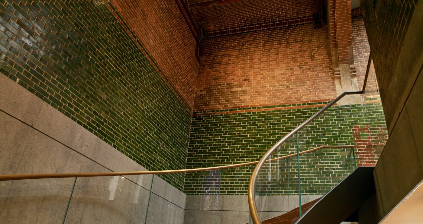 Renovatie de Beurs van Berlage, Damrak, Amsterdam. Architect: Bierman Henket architecten met projectarchitect Henk van Laarhoven. Adviseur: van Bremen Bouwadviseurs, Sanne Mouwen en Wietse den Hartog Opdrachtgever: Beurs van Berlage  Aannemer: N.J. de Nijs te Warmenhuizen. Bouw Matrialen Handel, BMH: Cementbouw Heemstede, Jan Woudhuizen en Niels Bethlehem. Maatwerk Glazuurstenen in verschillende formaten en 15 kleuren die passen bij de oude stenen: 1 kleur geel, 3 kleur blauw, 4 kleuren bruin, 2 kleuren grijs-wit, 3 kleuren wit en 2 kleuren groen (de laatste loodhoudende glazuur): Een deel van het interieur is aangepast rond de receptie (ruimte 0.012), de oude pantry (ruimte 0.06) nu trap naar souterain, twee toiletgroepen (ruimte 0.05) nu  en de tentoonstellingsruimte in de kelder.  Jaar van oplevering: 2017 Rode strengperstenen (uni-rood van Panningen): Nieuwe metselwerkboog rechts van huidige receptie (t.p.v. oude pantry). Rood kolenstook Renova van Wienerberger Bemmel: Vervangen van bestaande deur (Stalen dir met rechte latei) naar nieuwe deur aan achterzijde van de Beurs (Beursstraat). Aanpassing van het metselwerk met segmentboog en inboetwerk. Zie bijgaande foto.