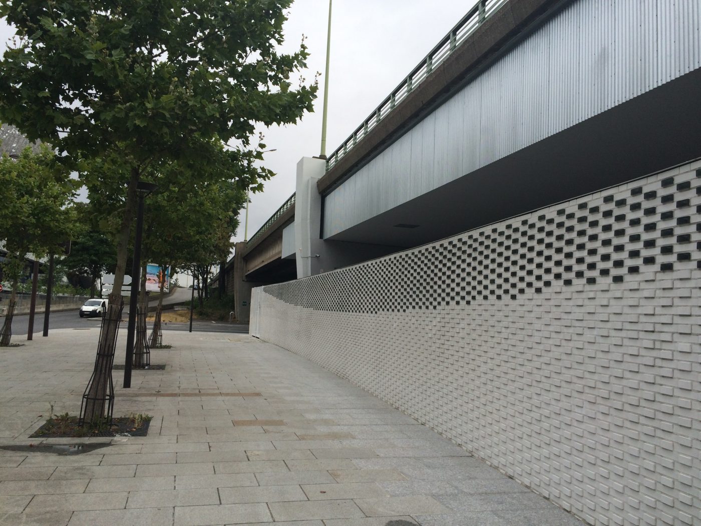 Glazuurstenen Wit Geglazuurd SP WF | Nieuwbouw Omheining | Milieupark CVAE Porte de Pantin, Parijs | Architect: DATA Architects, Parijs | Client: Ville de Paris, DPE - DPA | Completion Date: 2016-01-01