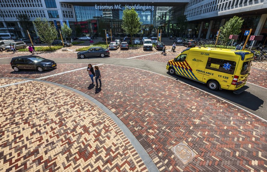 Herinrichting, Erasmus MC, Rotterdam | Straatbakstenen: Mastiek, Omber, Paviona en Siena DF | Architect: Juurlink [+] Geluk BNSP, Rotterdam en Amsterdam | Opdrachtgever: Gemeente Rotterdam en Erasmus Medisch Centrum | Aannemer: Van Dijk Maasland B.V., Maasland - Van den Heuvel, Aannemingsbedrijf B.V., Heesch | Jaar van realisatie: 2017-2018