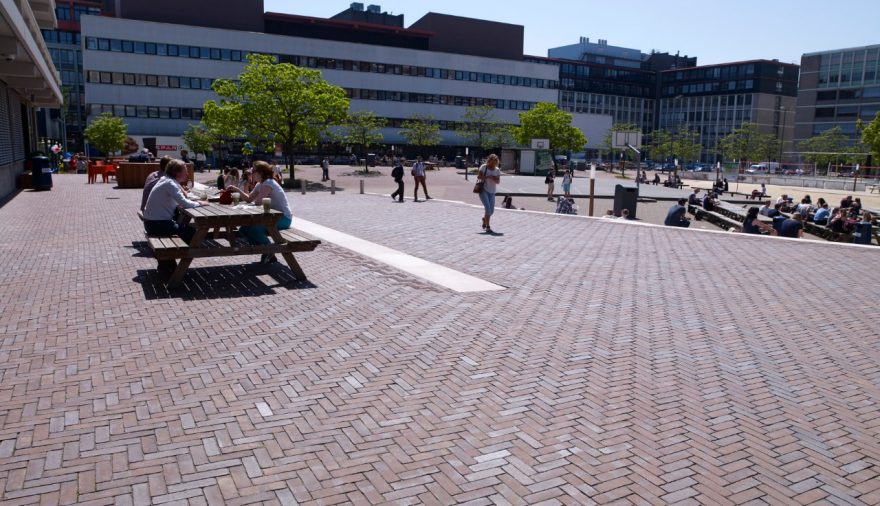 De woonkamer van de universiteit | VU Campus, Amsterdam | Straatbakstenen: Gala WS DF en Gala noppenstenen | Architect: Karres + Brands landschapsarchitecten BV, Hilversum | Opdrachtgever: Gemeente Amsterdam en de Vrije Universiteit Amsterdam | Aannemer: Schadenberg Infra BV, Hem