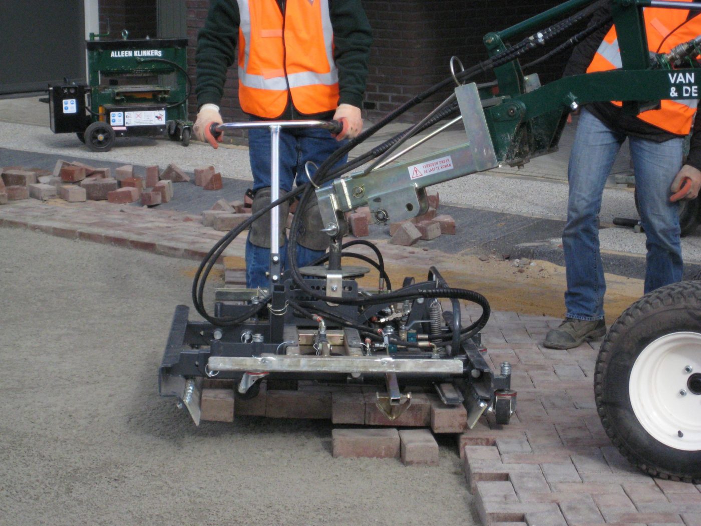 Machinaal straten | Landgoed Driessen, Waalwijk