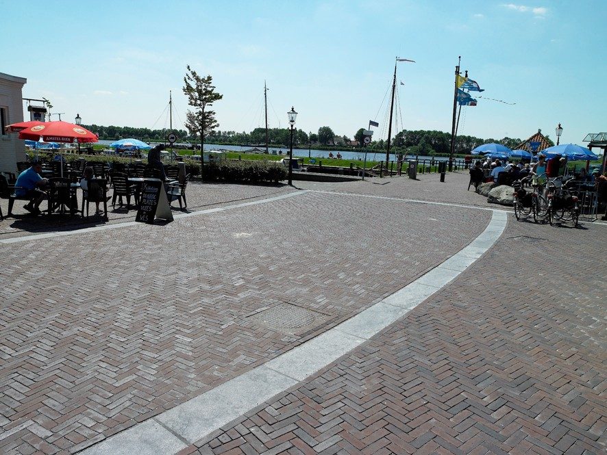 Renovatie straat | Zoutkamp, Friesland | Straatbaksteen: Rosa wasserstrich DF