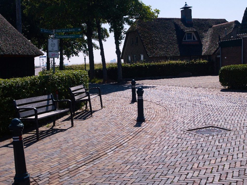 Herbestrating historisch kerkplein, Zalk | Straatbakstenen: Zalkermix | Architect: Joukje Bos-Eikelboom, Buro Hoflaan, Vorchten | Aannemer: Peter Bos | Opdrachtgever: Gemeente Kampen