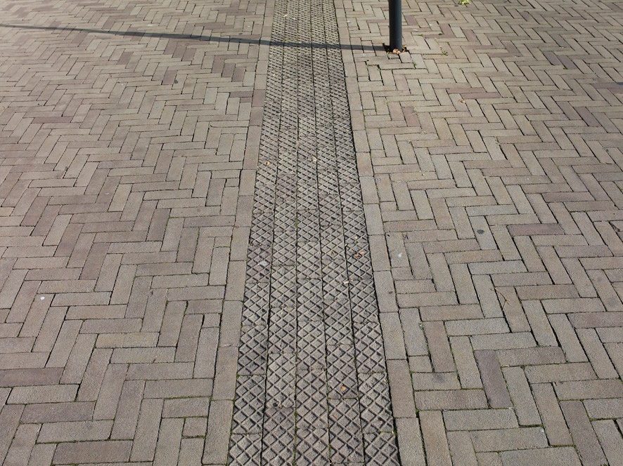 Renovatie straat, Nijverdal | Straatbakstenen: blindegeleide straatbakstenen Siena DF, voor de visueel gehandicapten - blinde mensen 