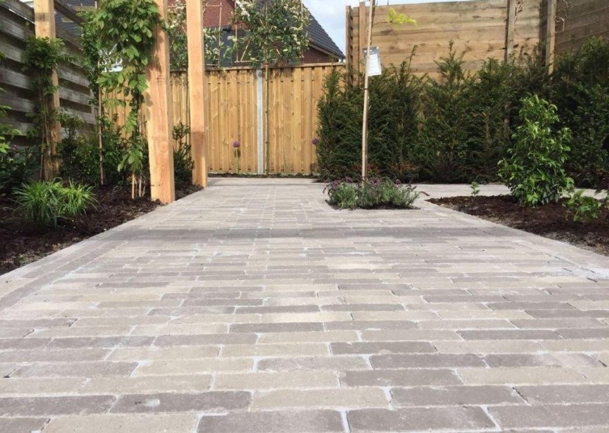 Nieuwbouw tuin, Privé tuin,  Almelo. Straakbakstenen: Lotis getrommeld UDF. Particulier werk.