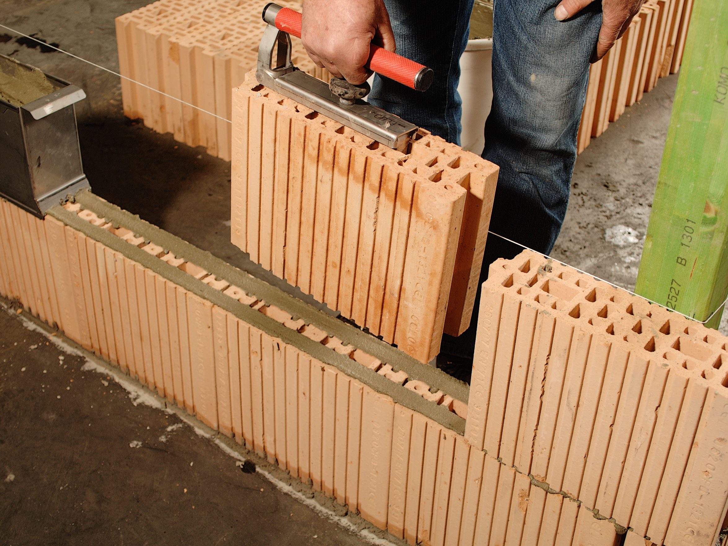 Plaatsen Porotherm PL25 blok met blokkenklem